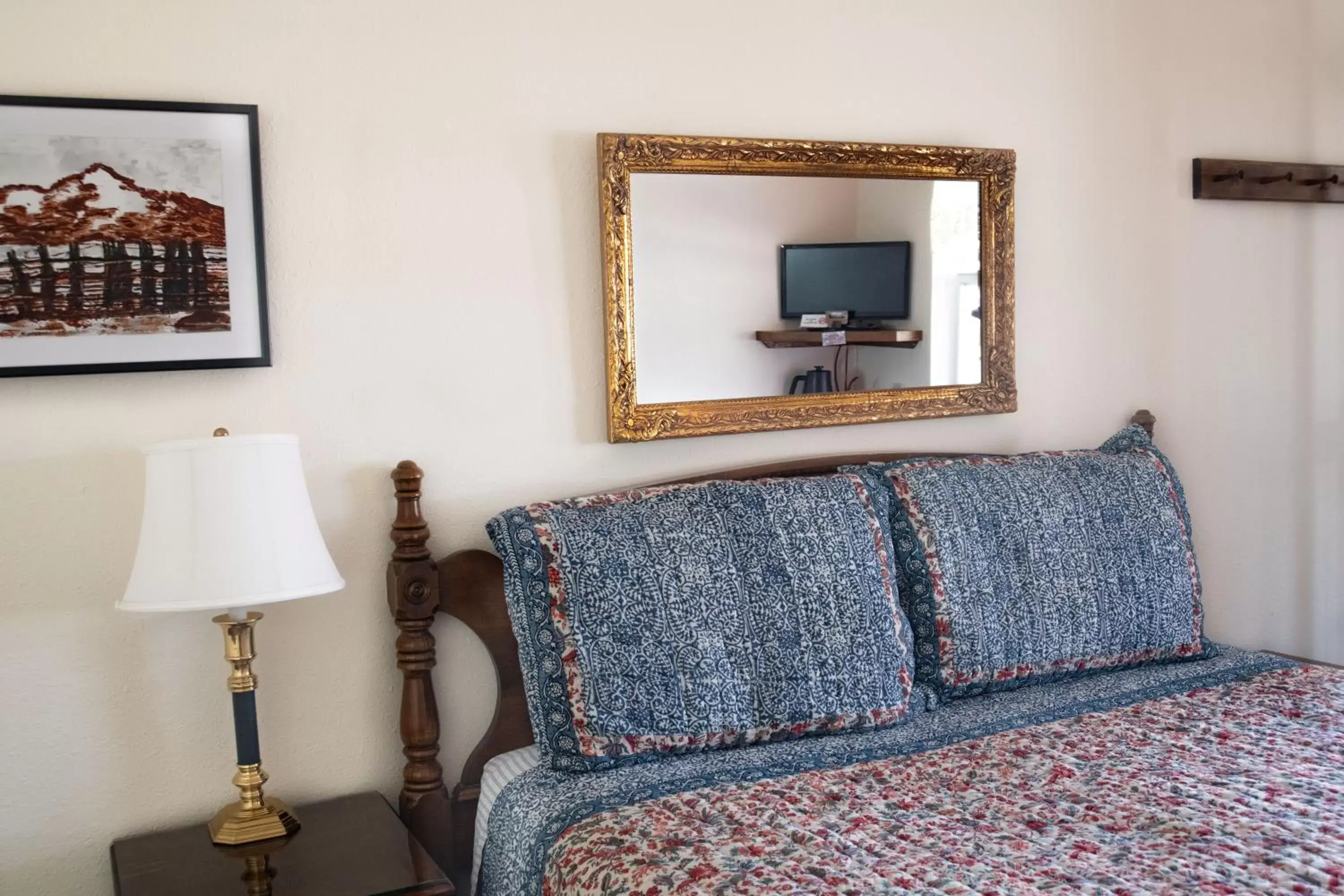 Bed, Seating Area in Mt Williamson Motel and Basecamp