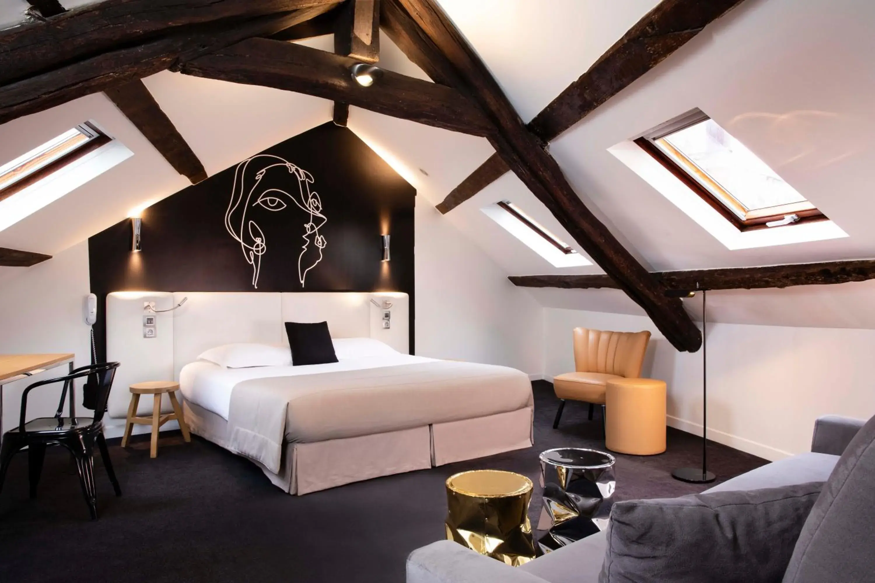 Photo of the whole room, Bed in Hotel Montparnasse Saint Germain