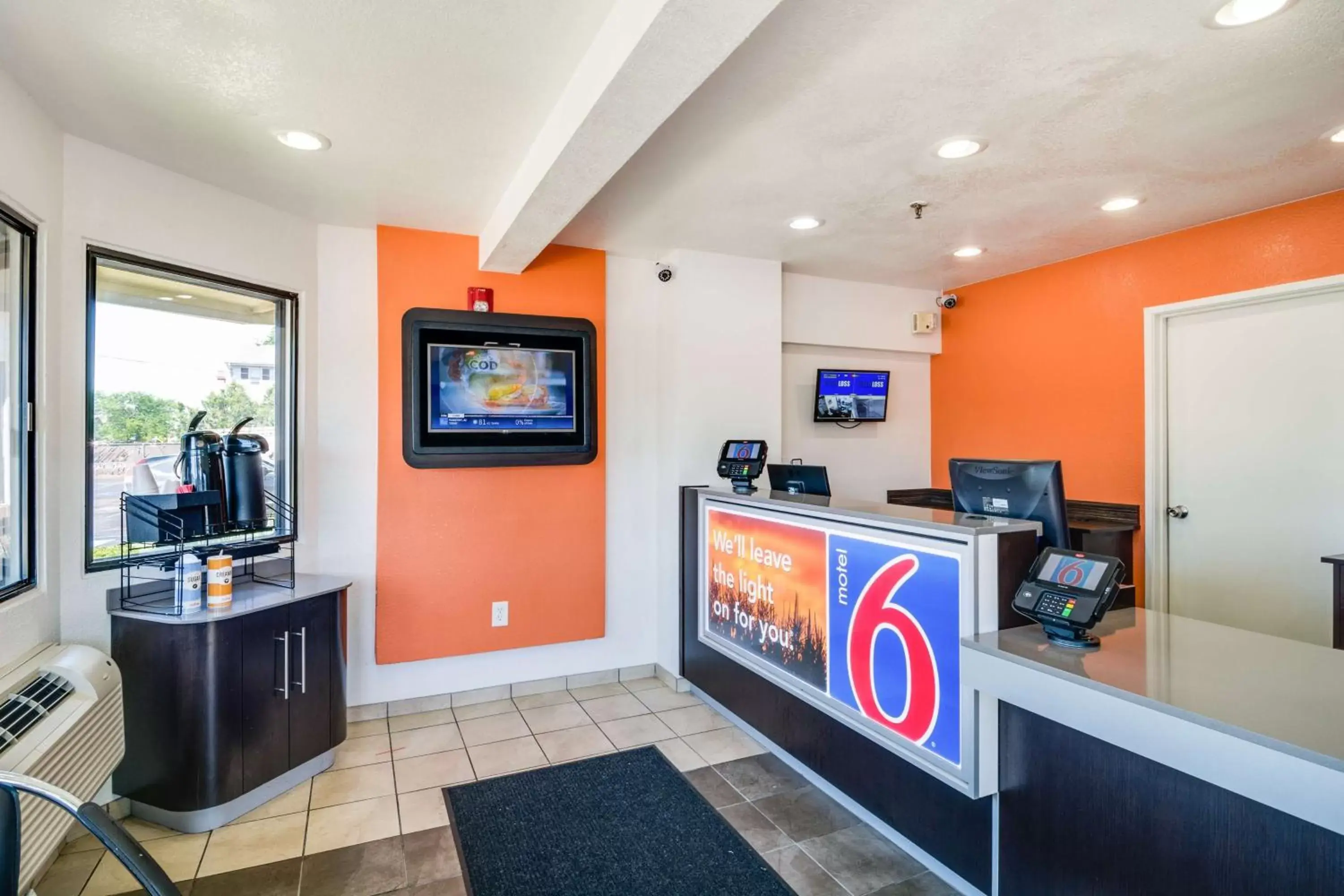 TV and multimedia, Lobby/Reception in Motel 6-Schiller Park, IL - Chicago O'Hare