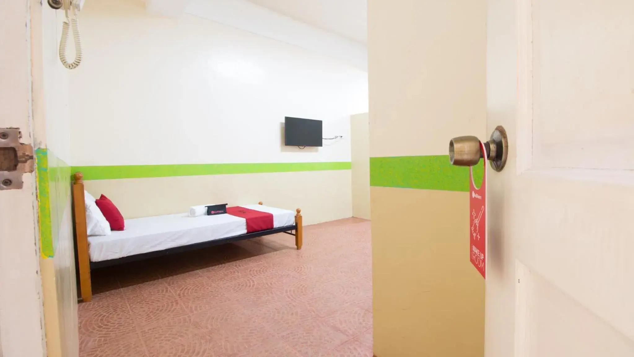 Photo of the whole room, Bed in RedDoorz Praferosa Resort Hotel Calamba