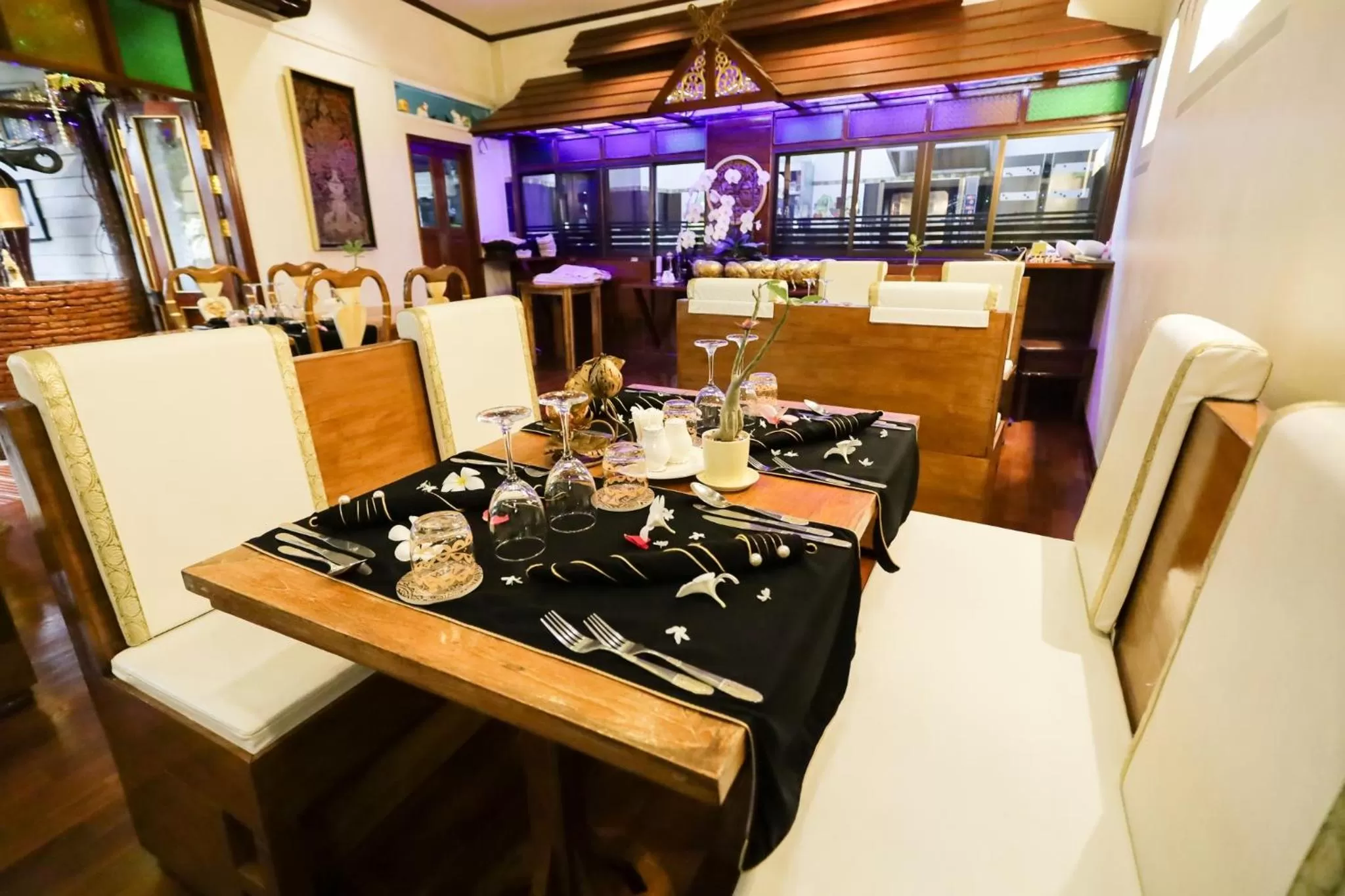 Restaurant/places to eat in Olivier Boutique