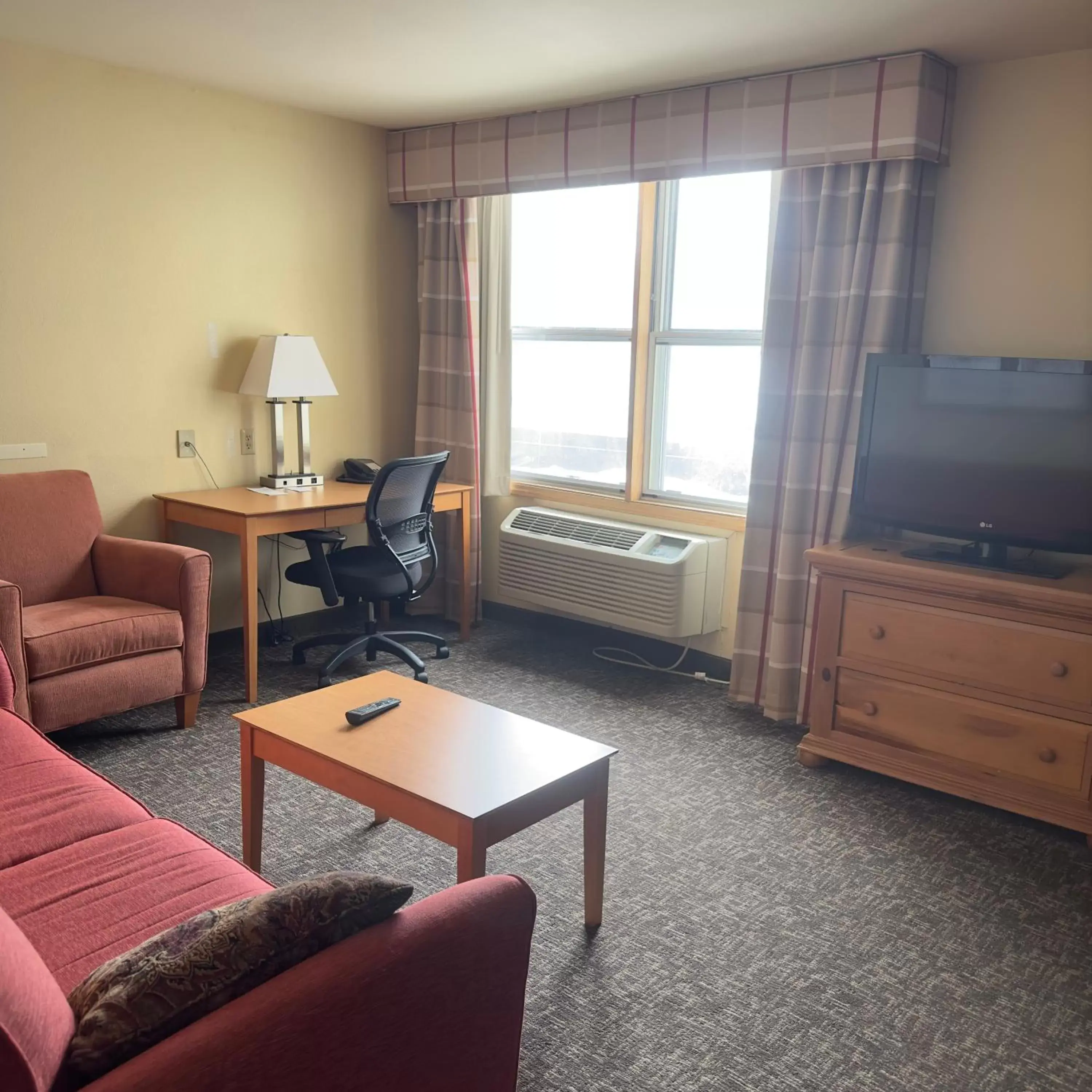Seating Area in Duluth Inn & Suites Near Spirit Mountain