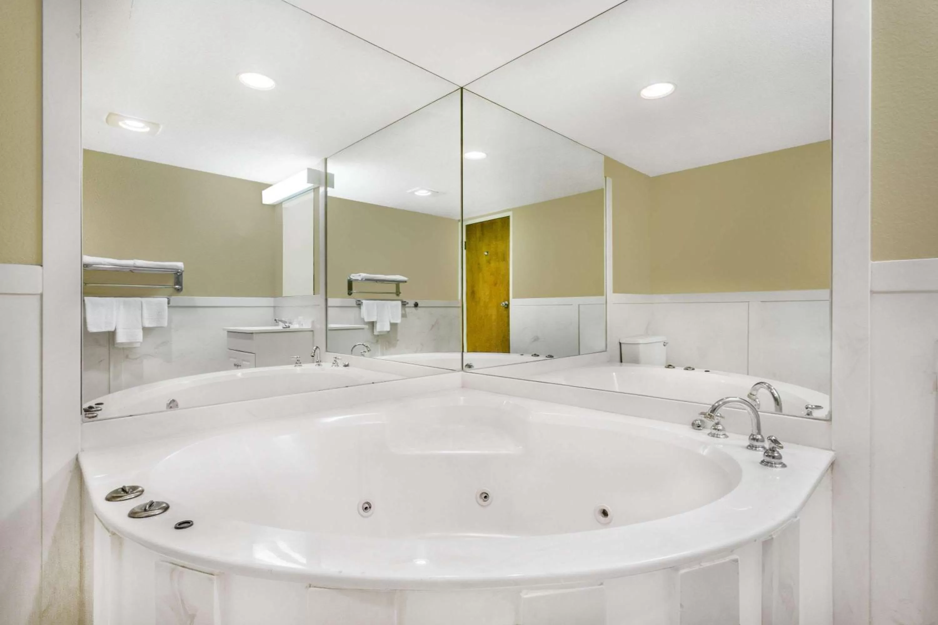 Photo of the whole room in Super 8 by Wyndham Bentonville