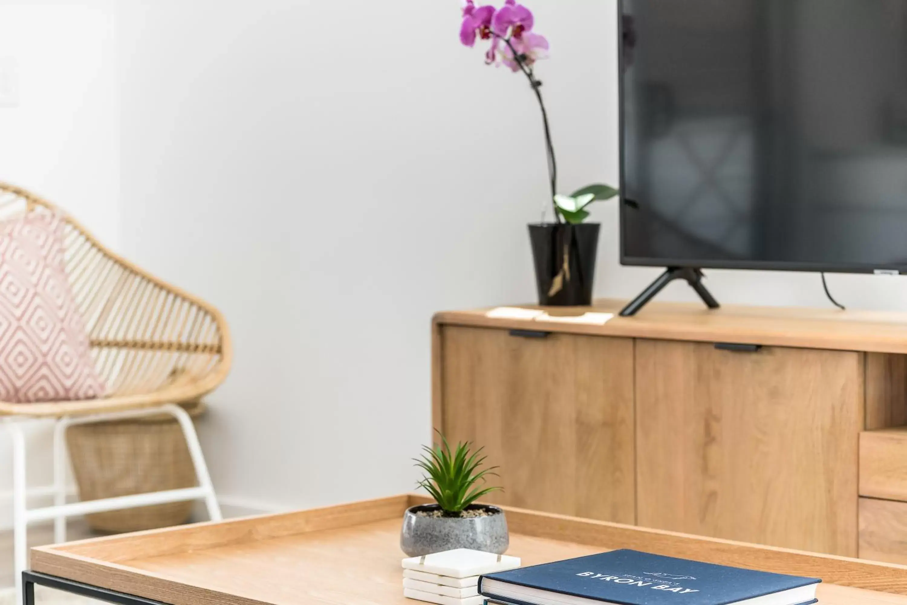 Living room, TV/Entertainment Center in Aloha Byron Bay