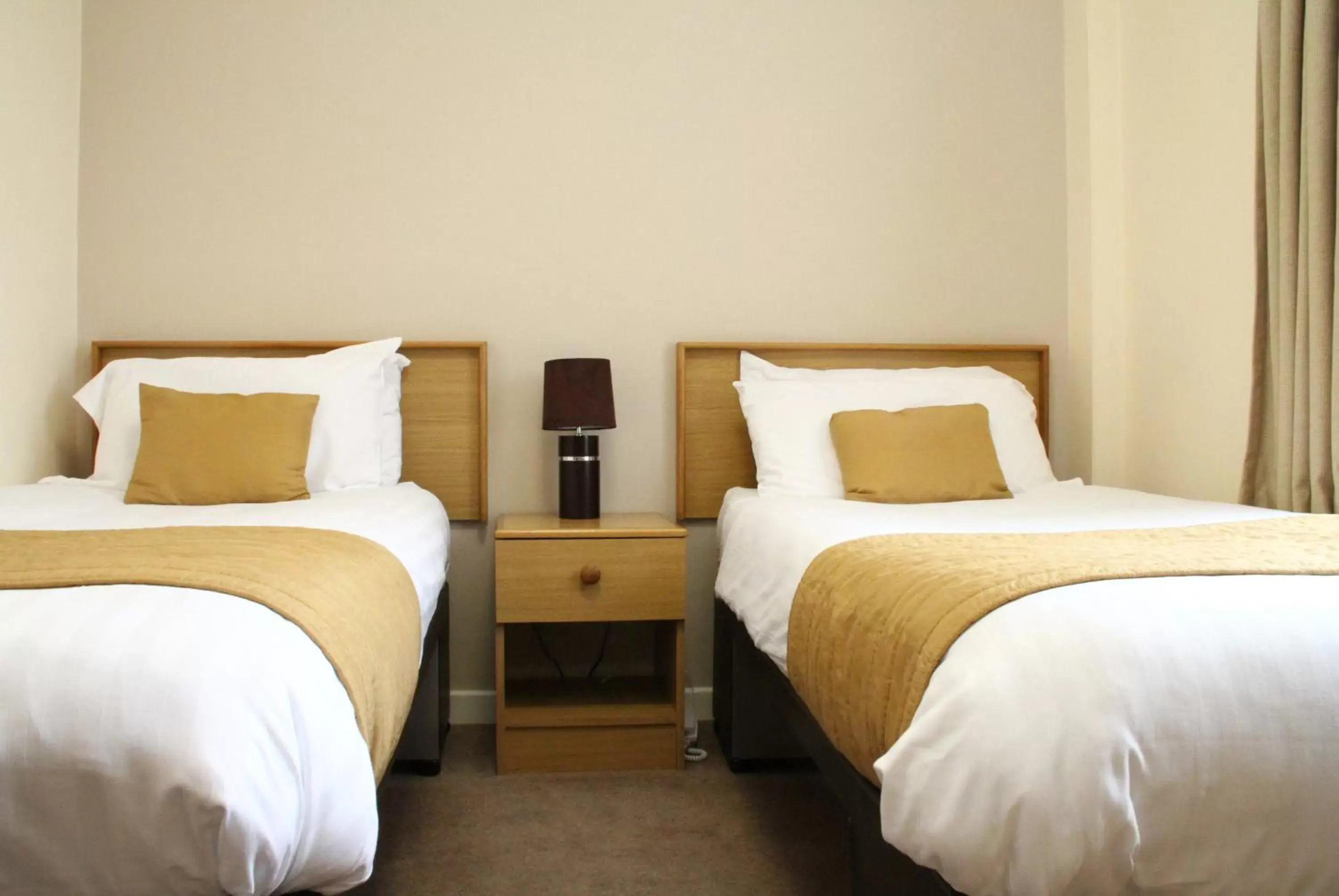 Bedroom, Bed in Exeter Court Hotel