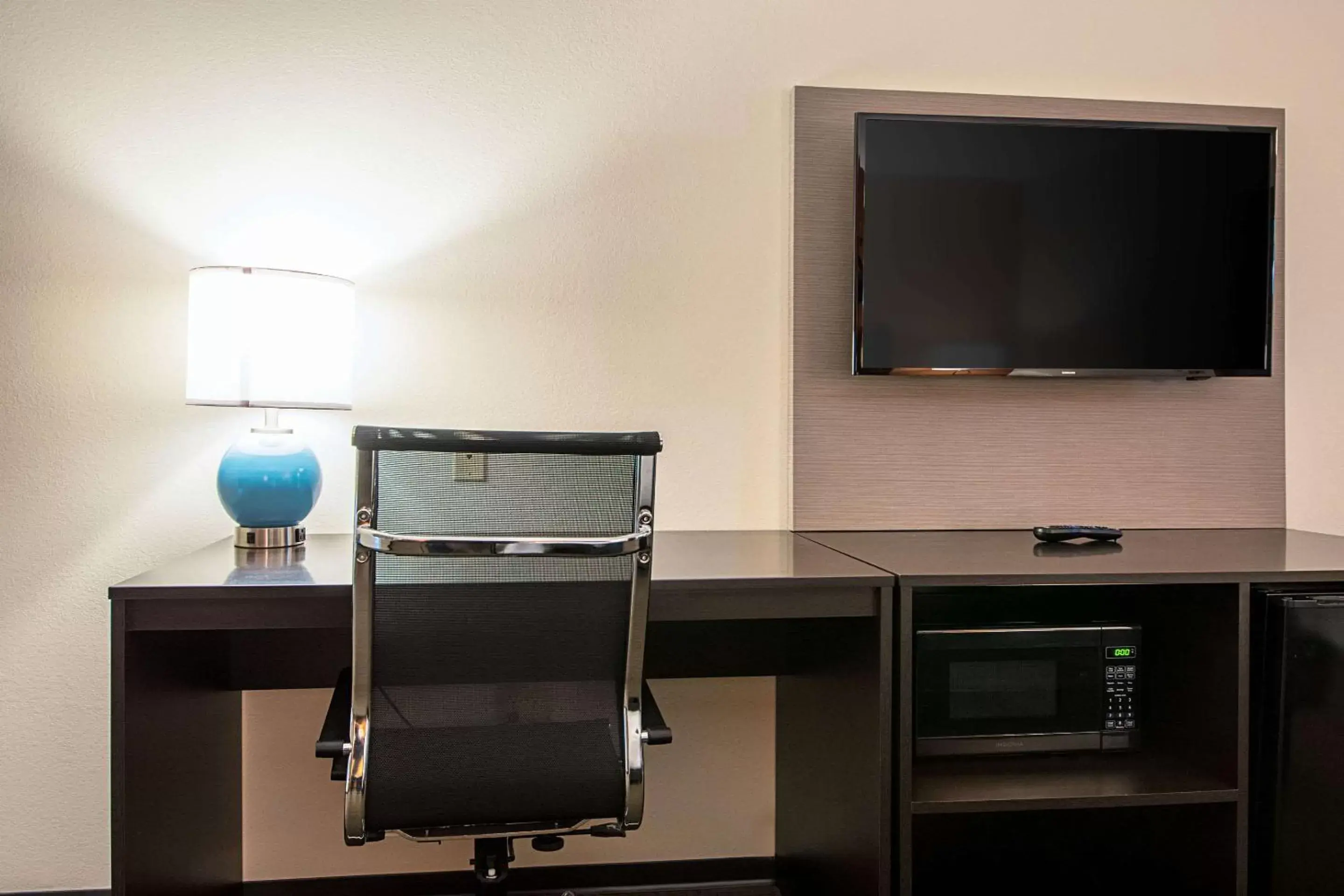 Photo of the whole room, TV/Entertainment Center in Sleep Inn Geismar - Gonzales