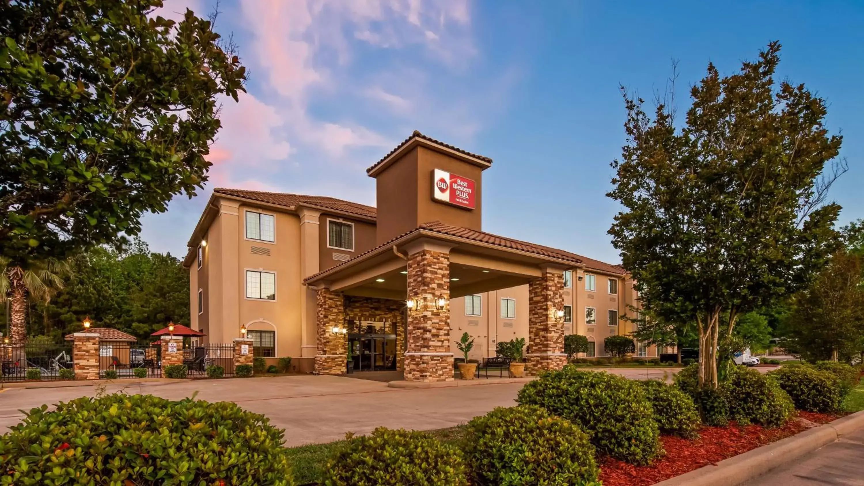 Property Building in Best Western Plus Crown Colony Inn & Suites