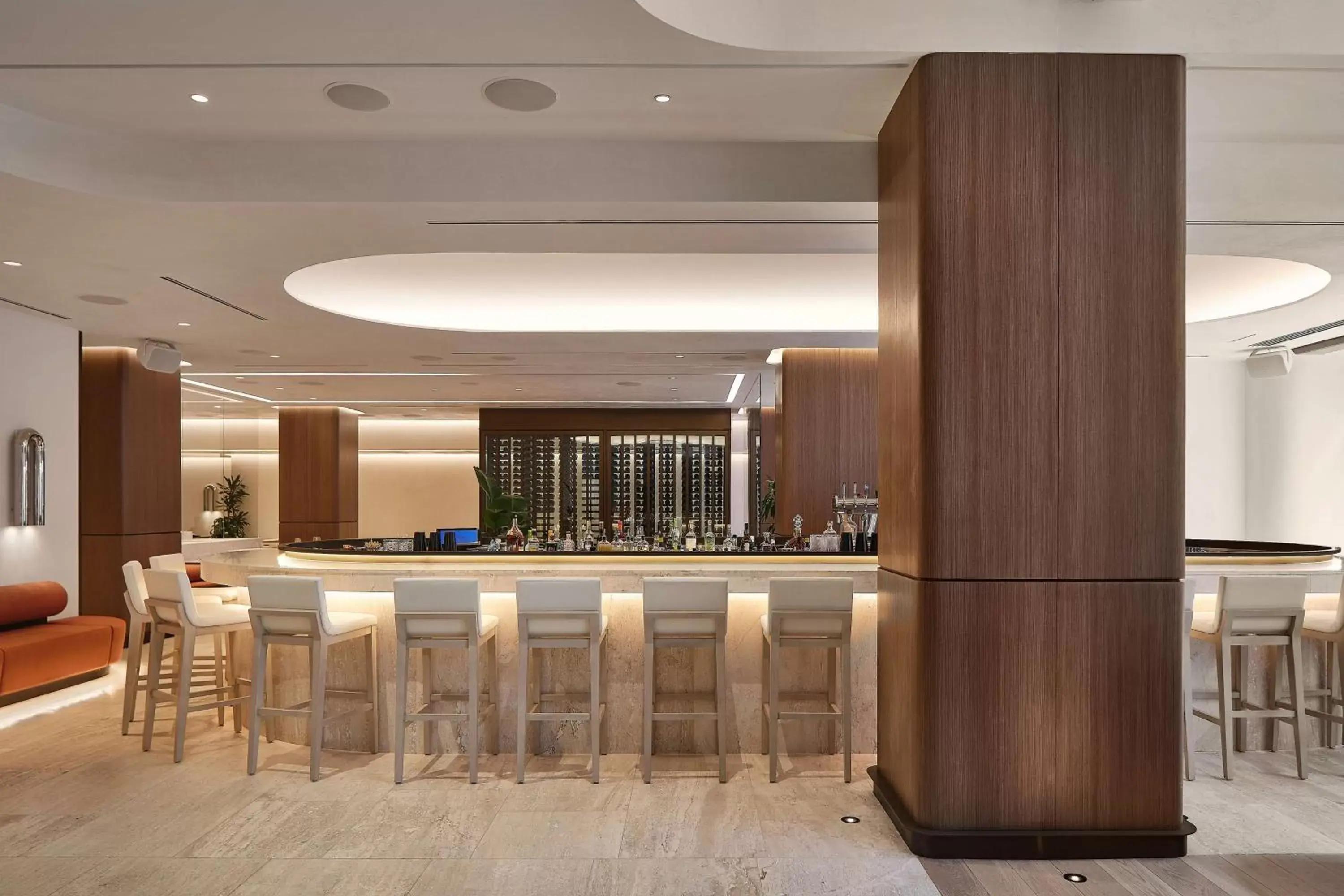 Lounge or bar in Vogue Hotel Montreal Downtown, Curio Collection by Hilton