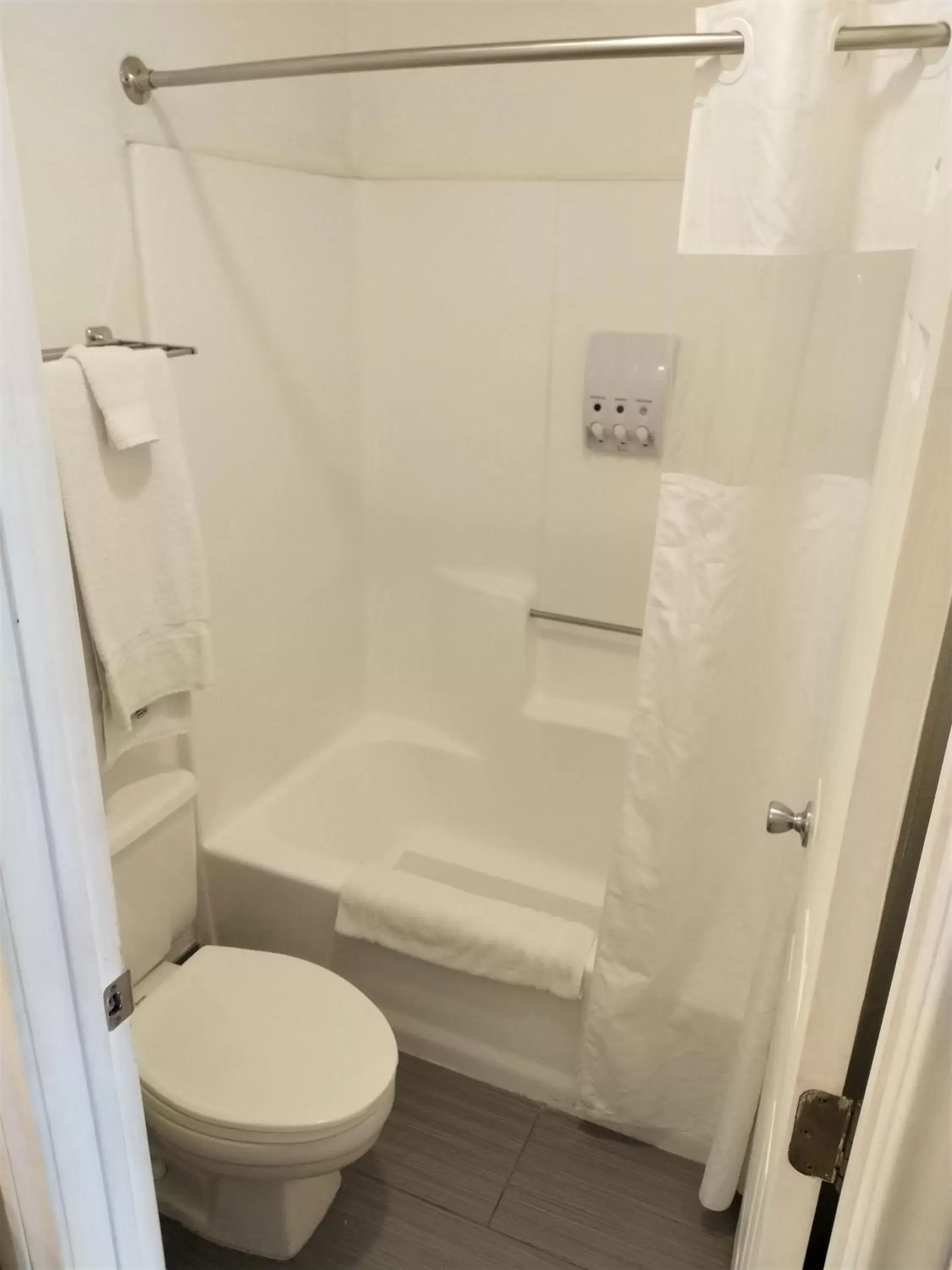 Shower, Bathroom in Rio Del Sol Inn Needles