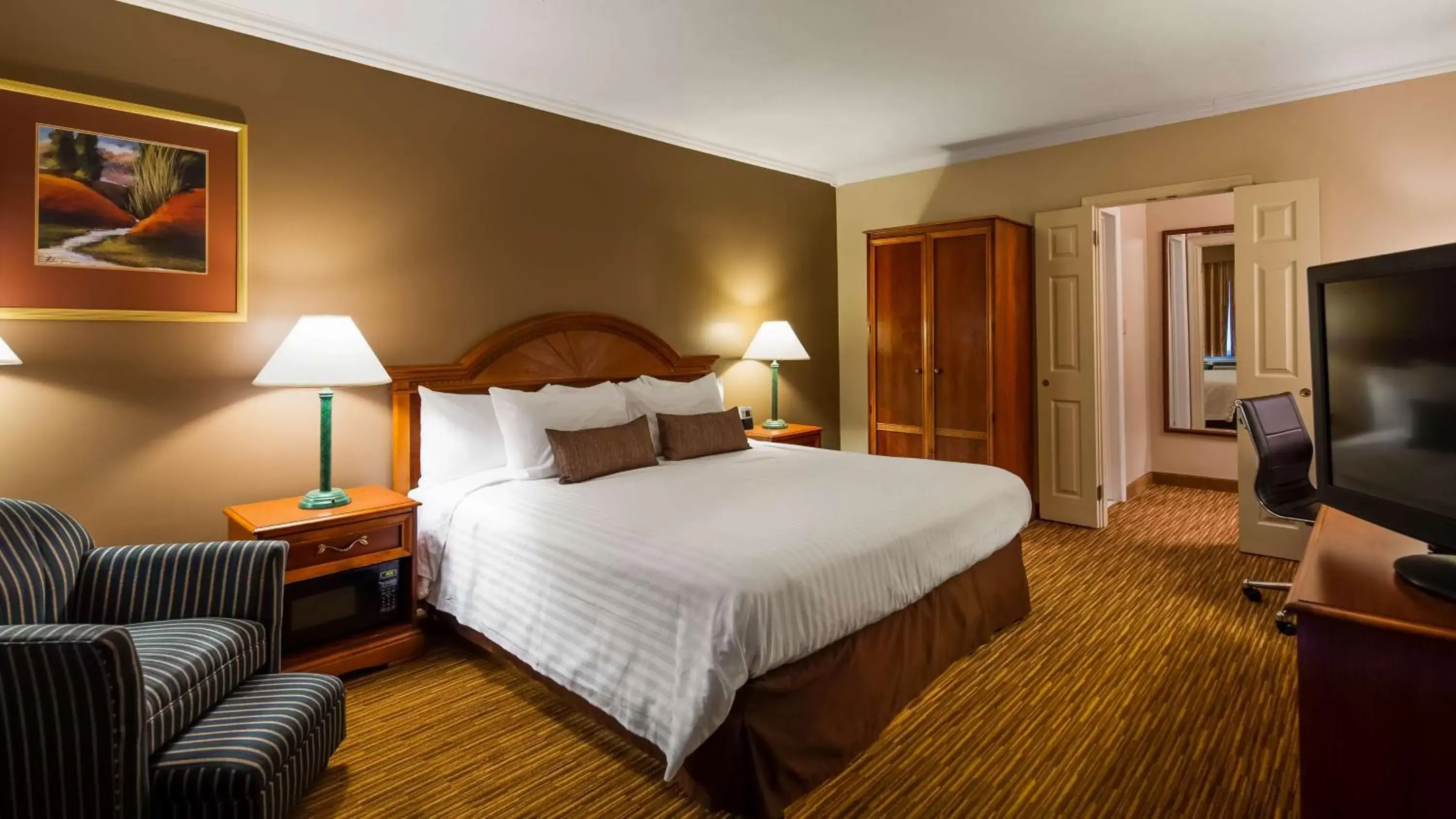 Photo of the whole room, Bed in SureStay Plus Hotel by Best Western Brandywine Valley