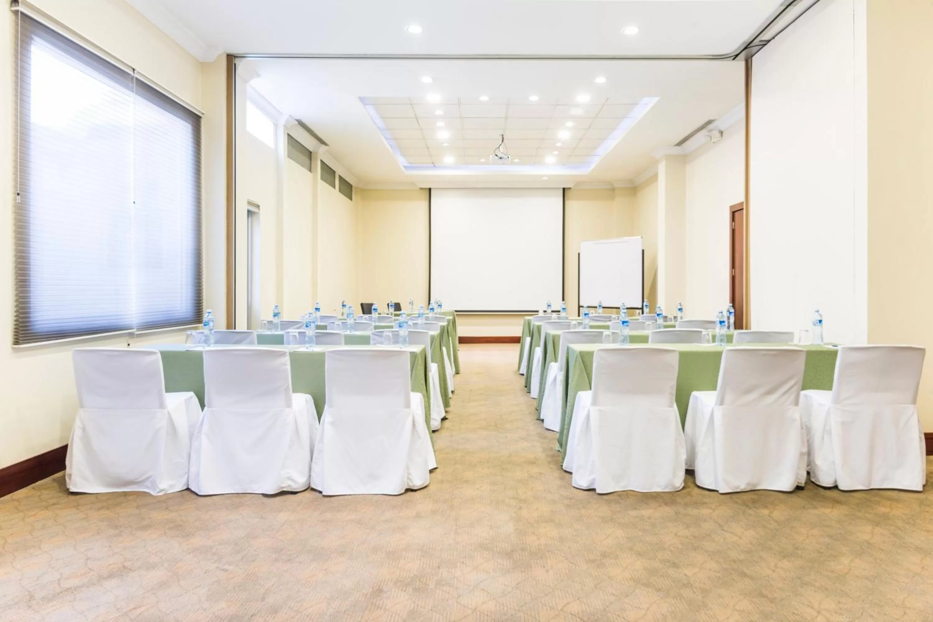 Meeting/conference room in Holiday Inn Express Quito by IHG