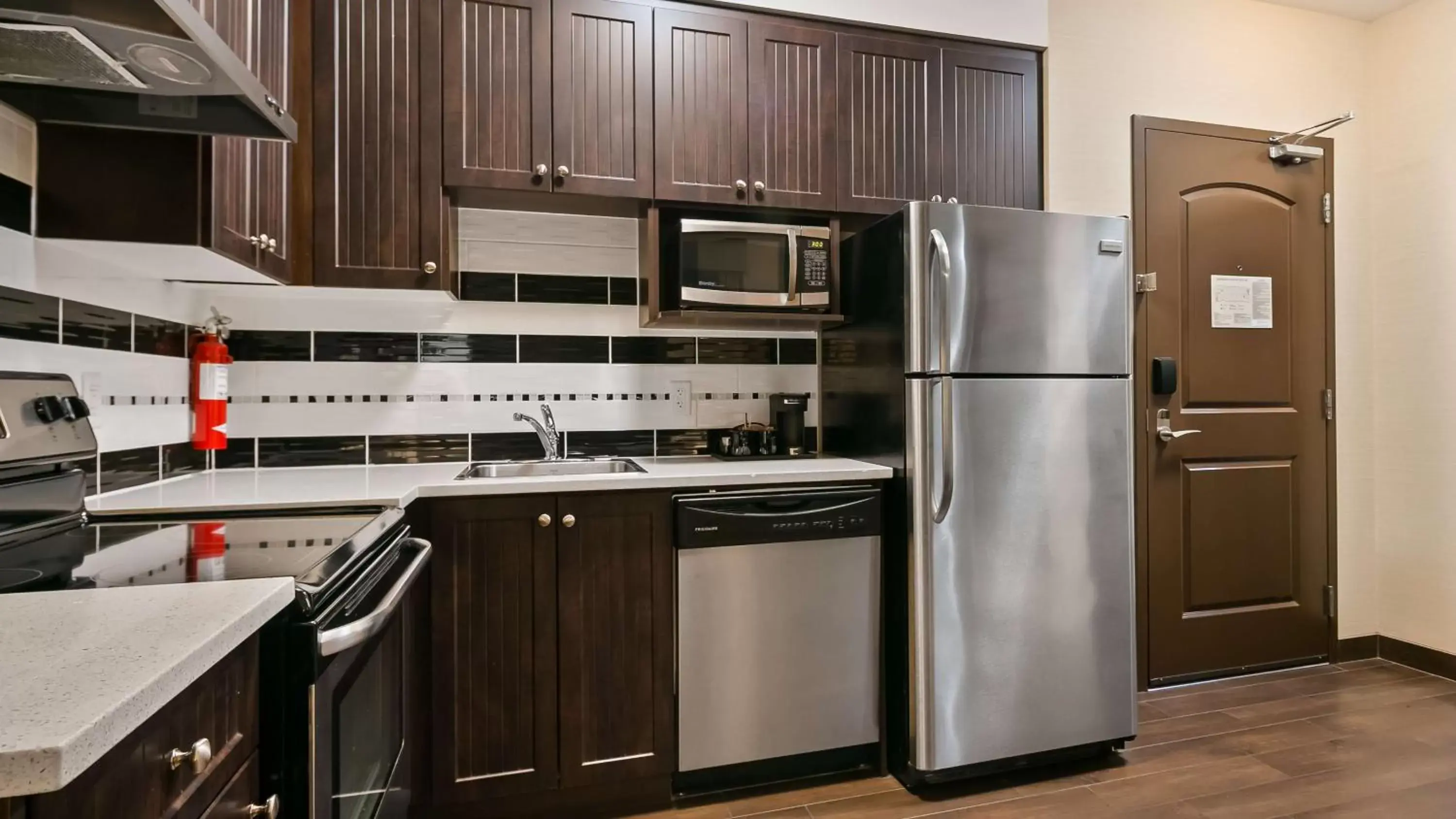 Photo of the whole room, Kitchen/Kitchenette in Best Western Pacific Inn