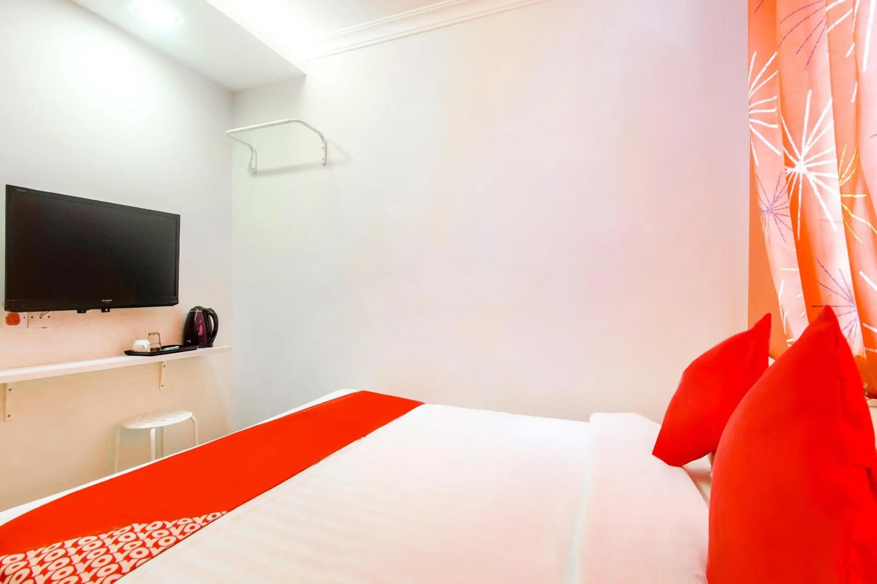 Bedroom, TV/Entertainment Center in Super OYO 761 City Hotel