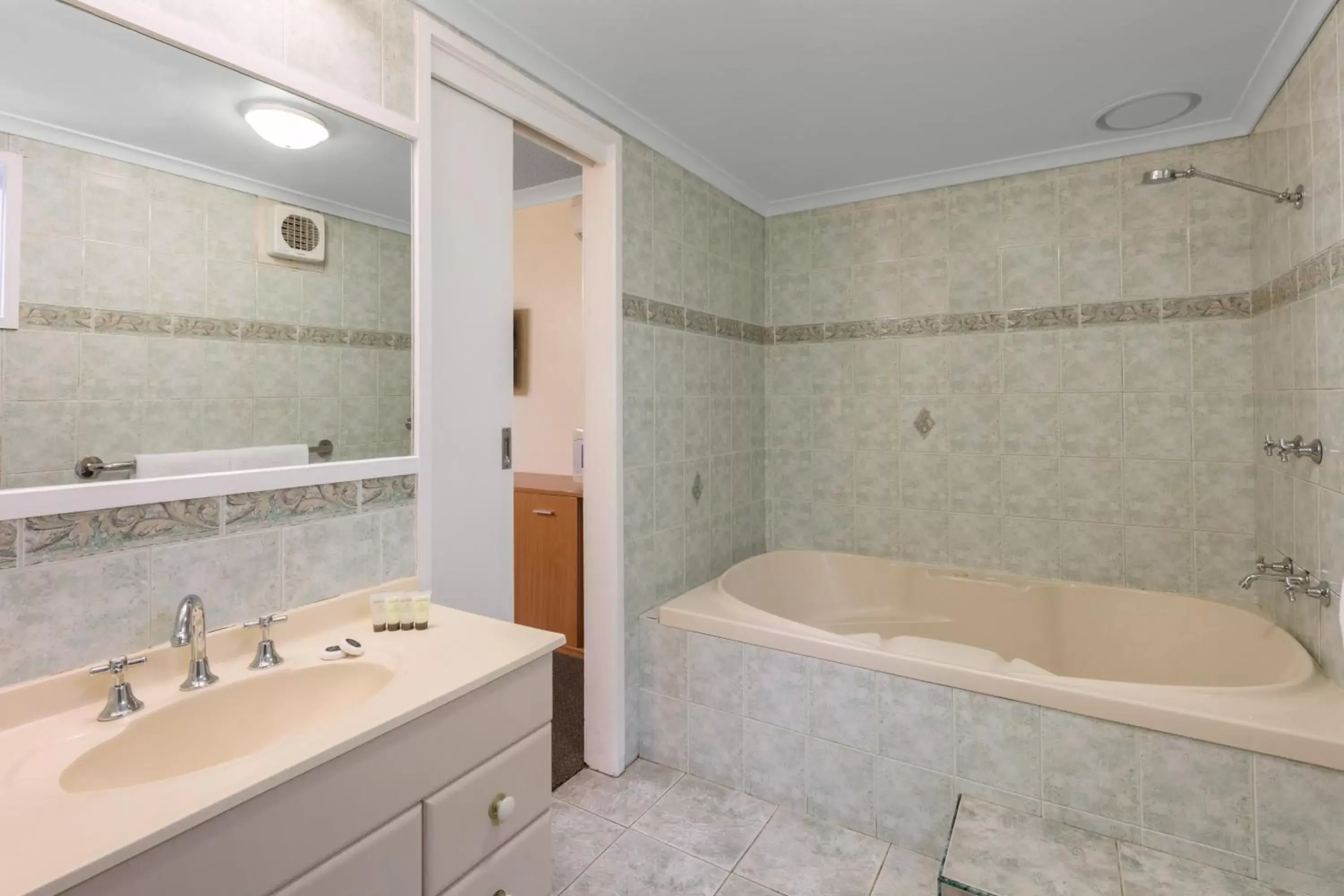 Shower, Bathroom in Best Western Governor Gipps Motor Inn