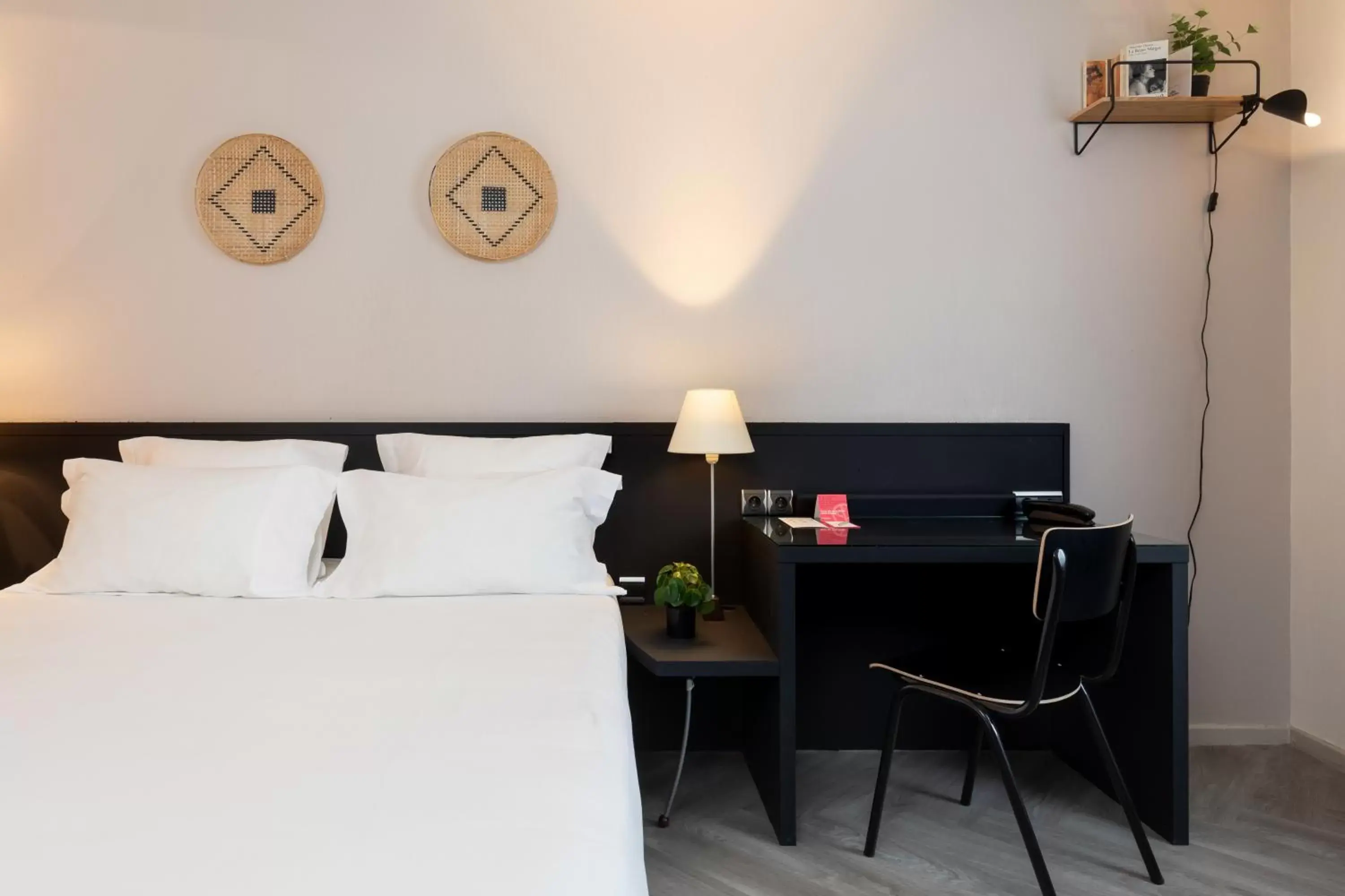 Bed in Hôtel Chromatics & Restaurant Hill Club