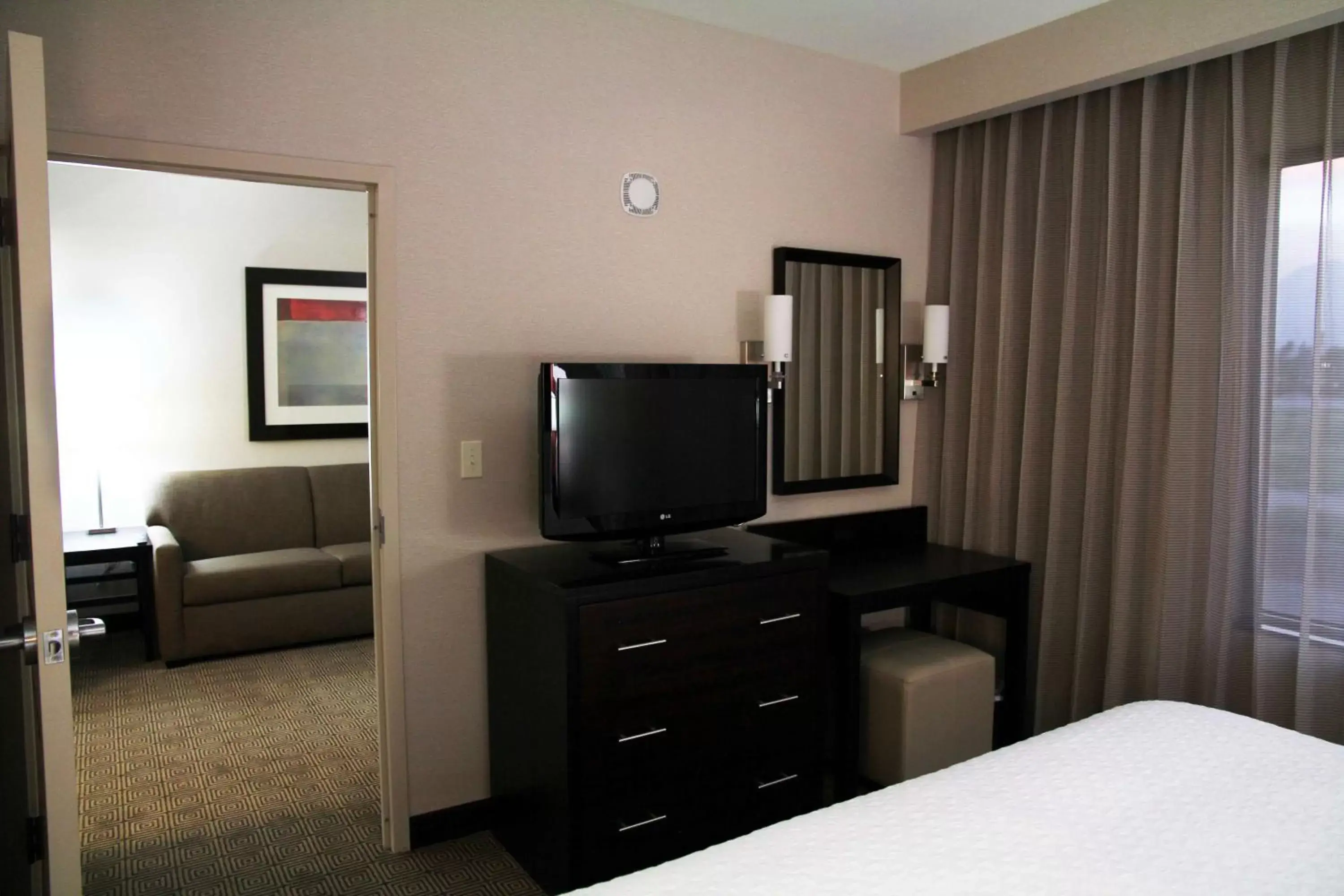 Bed, TV/Entertainment Center in Embassy Suites Ontario - Airport