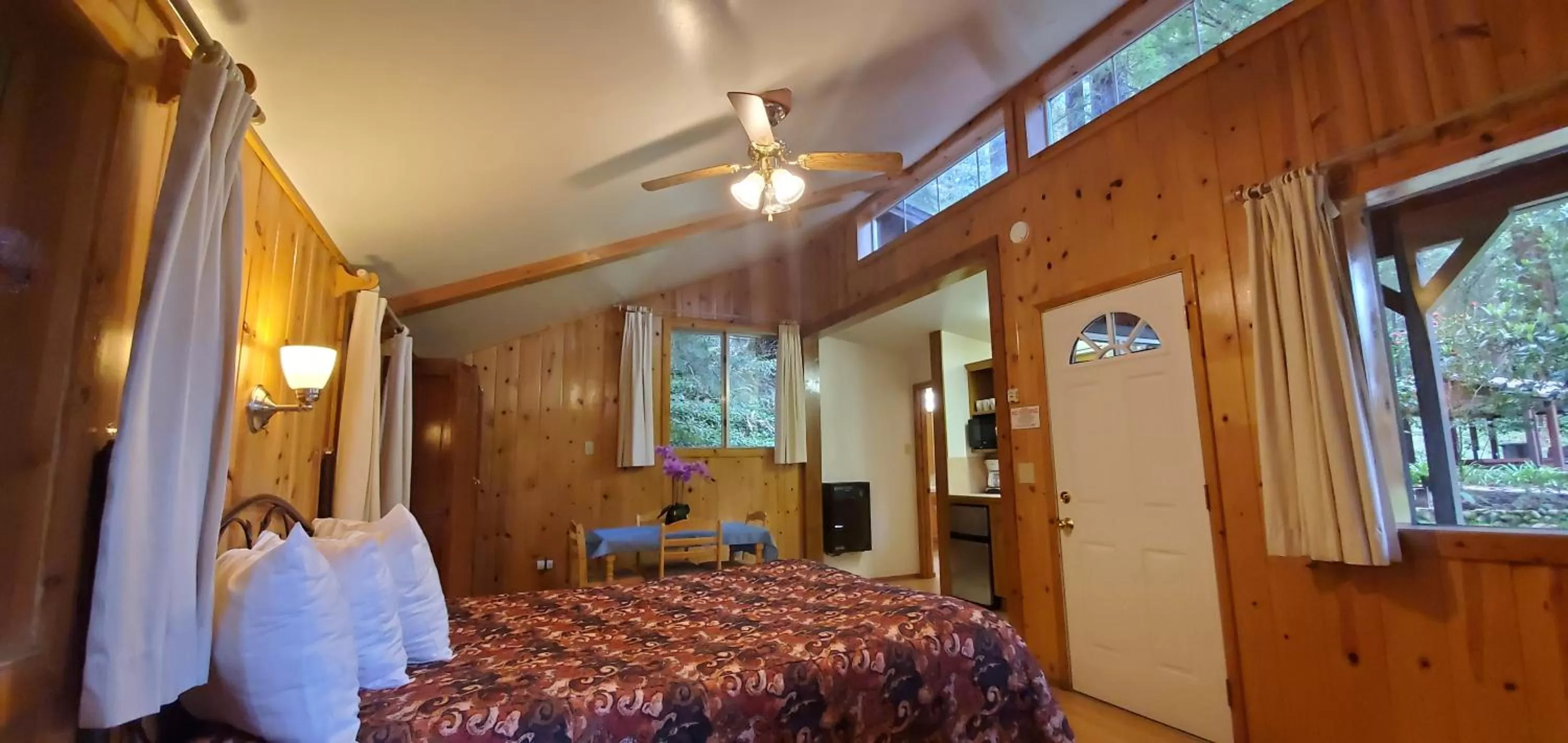 Photo of the whole room in Fern River Resort