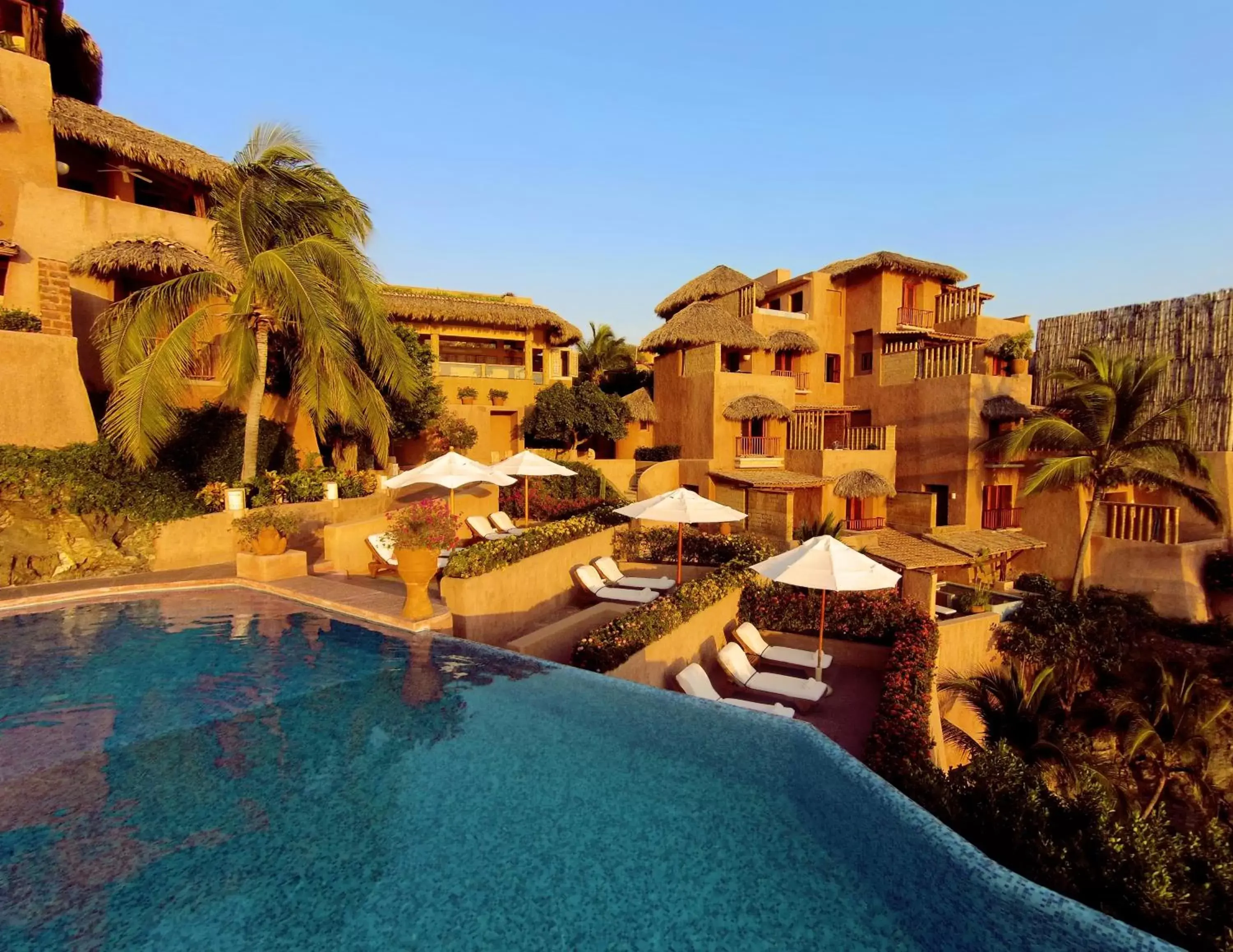 Property building, Pool View in La Casa Que Canta