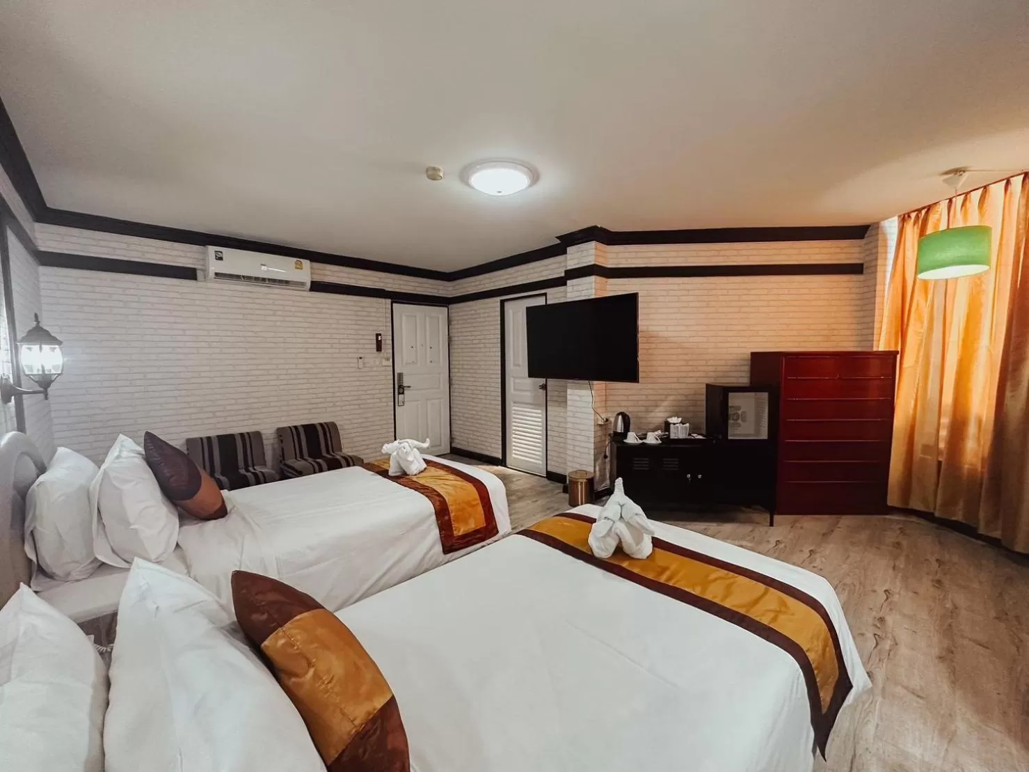 Bed in Hotel De Khuvieng