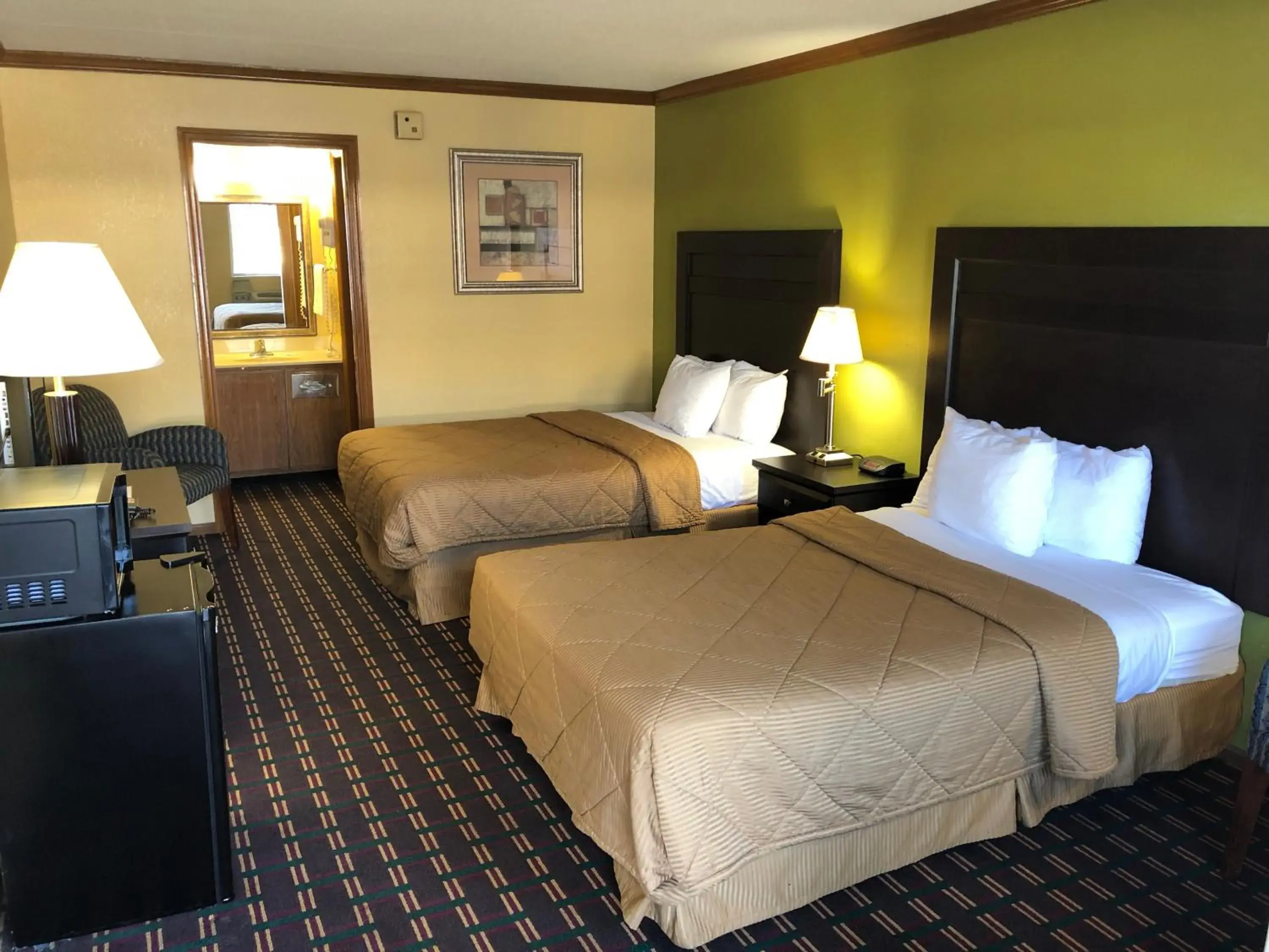 Bed in Americas Best Value Inn Maumee/Toledo