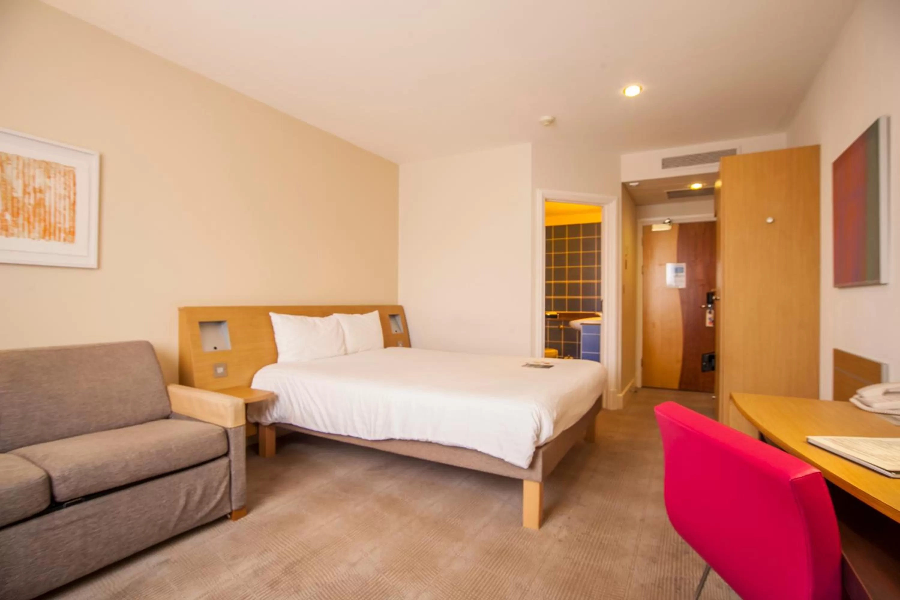 Photo of the whole room, Bed in Novotel Cardiff Centre