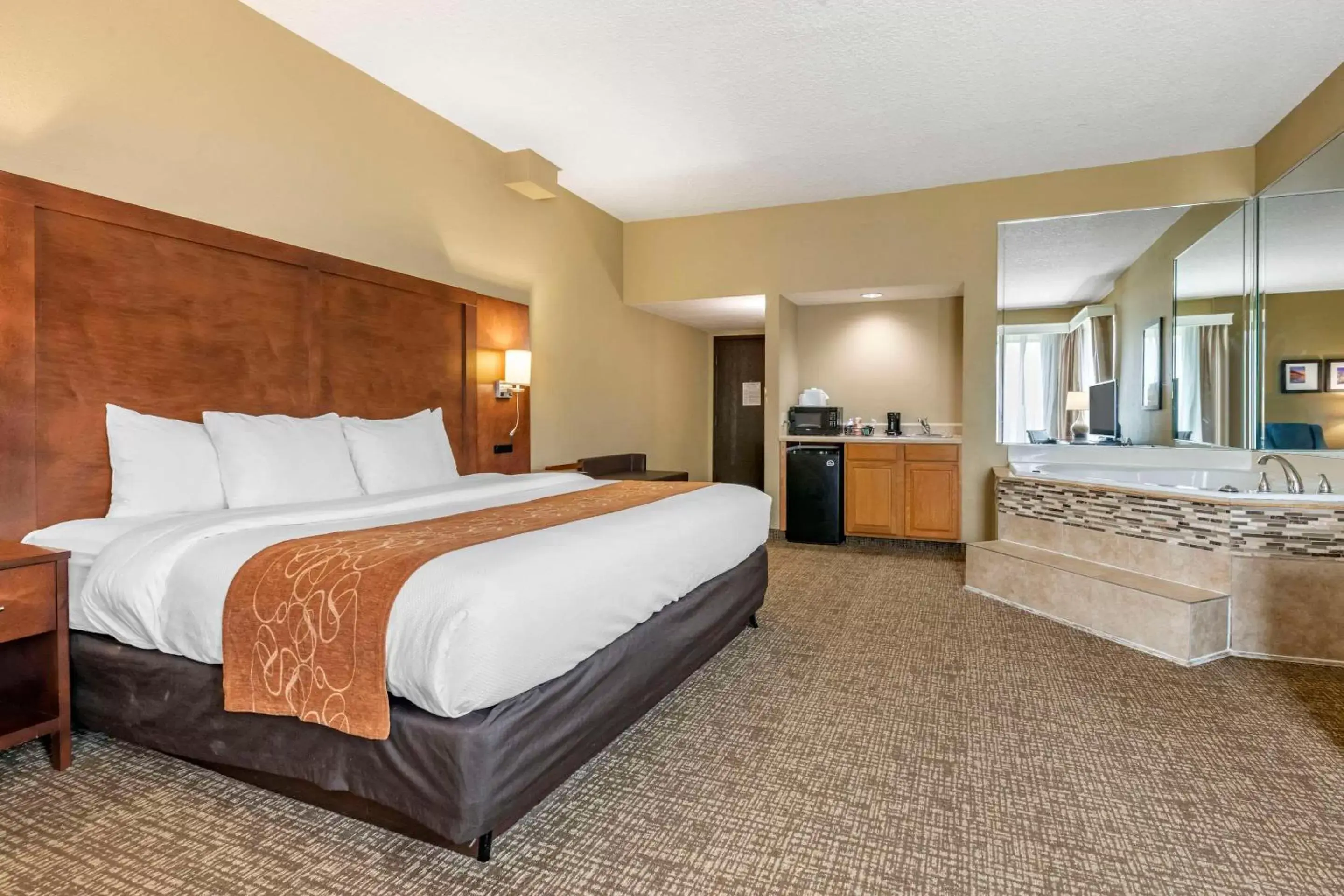 Bedroom, Bed in Comfort Suites Baymeadows Near Butler Blvd