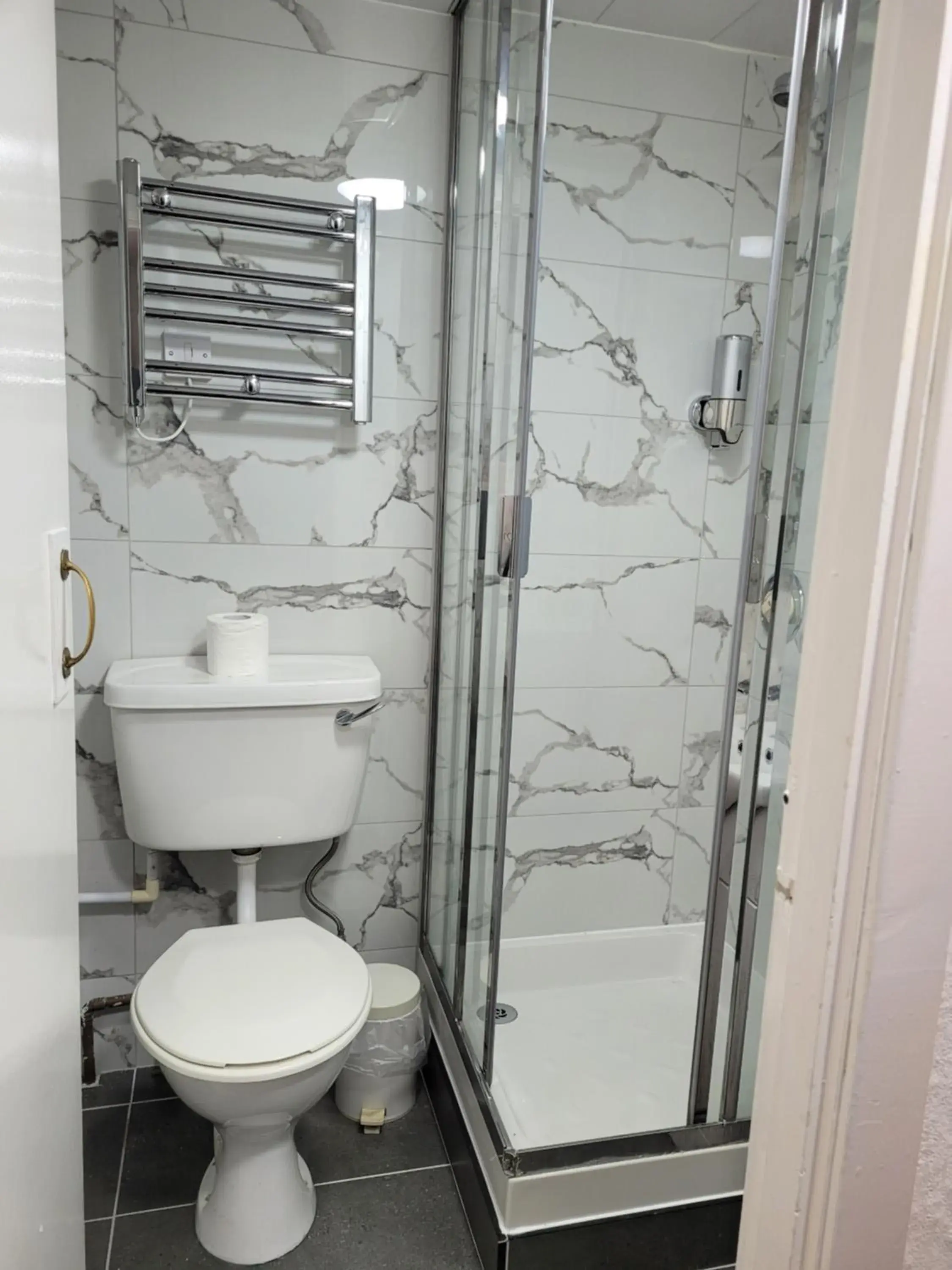 Shower, Bathroom in Royal Dunkeld Hotel