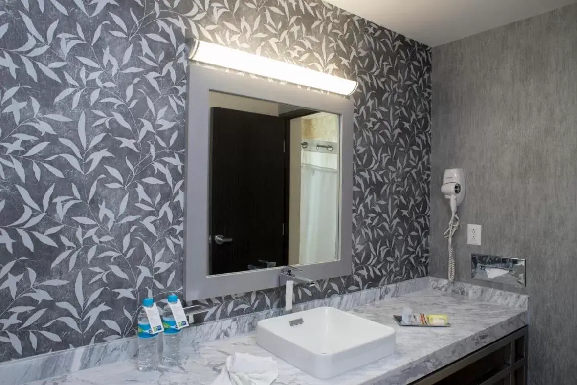 Bathroom in Holiday Inn Express & Suites Queretaro, an IHG Hotel