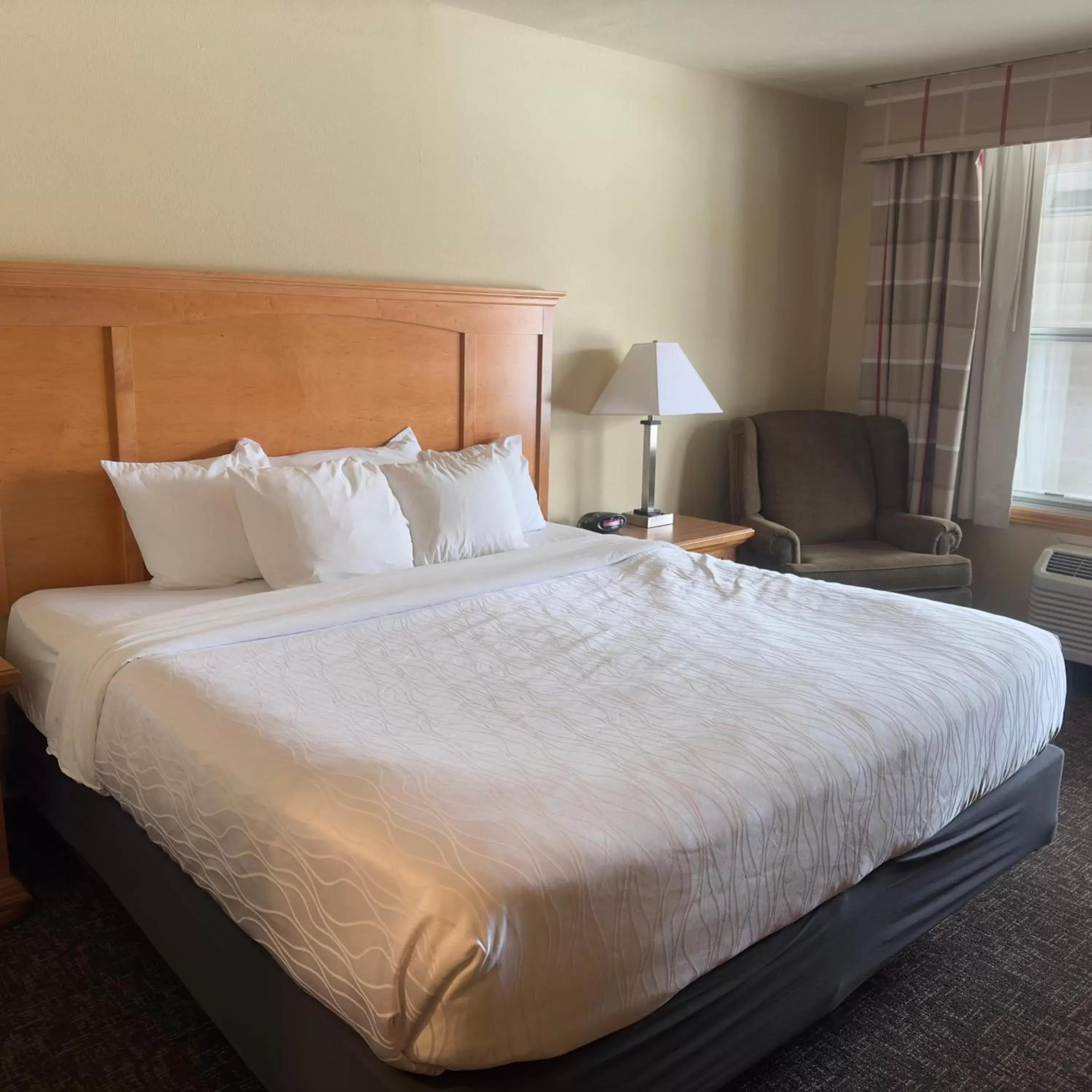 Bed in Duluth Inn & Suites Near Spirit Mountain
