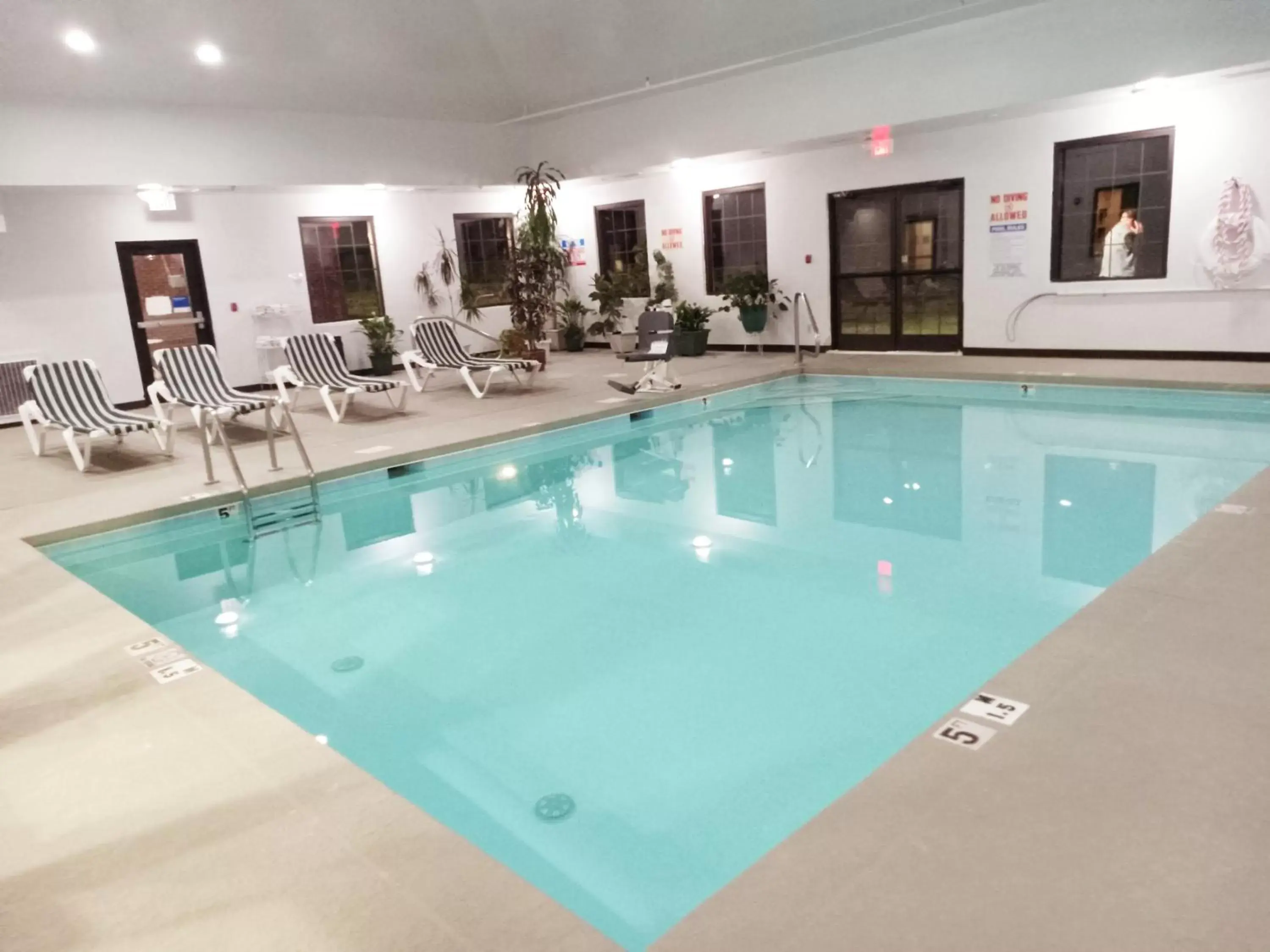 Swimming Pool in Comfort Inn Marion near Downtown & Blue Ridge PKWY