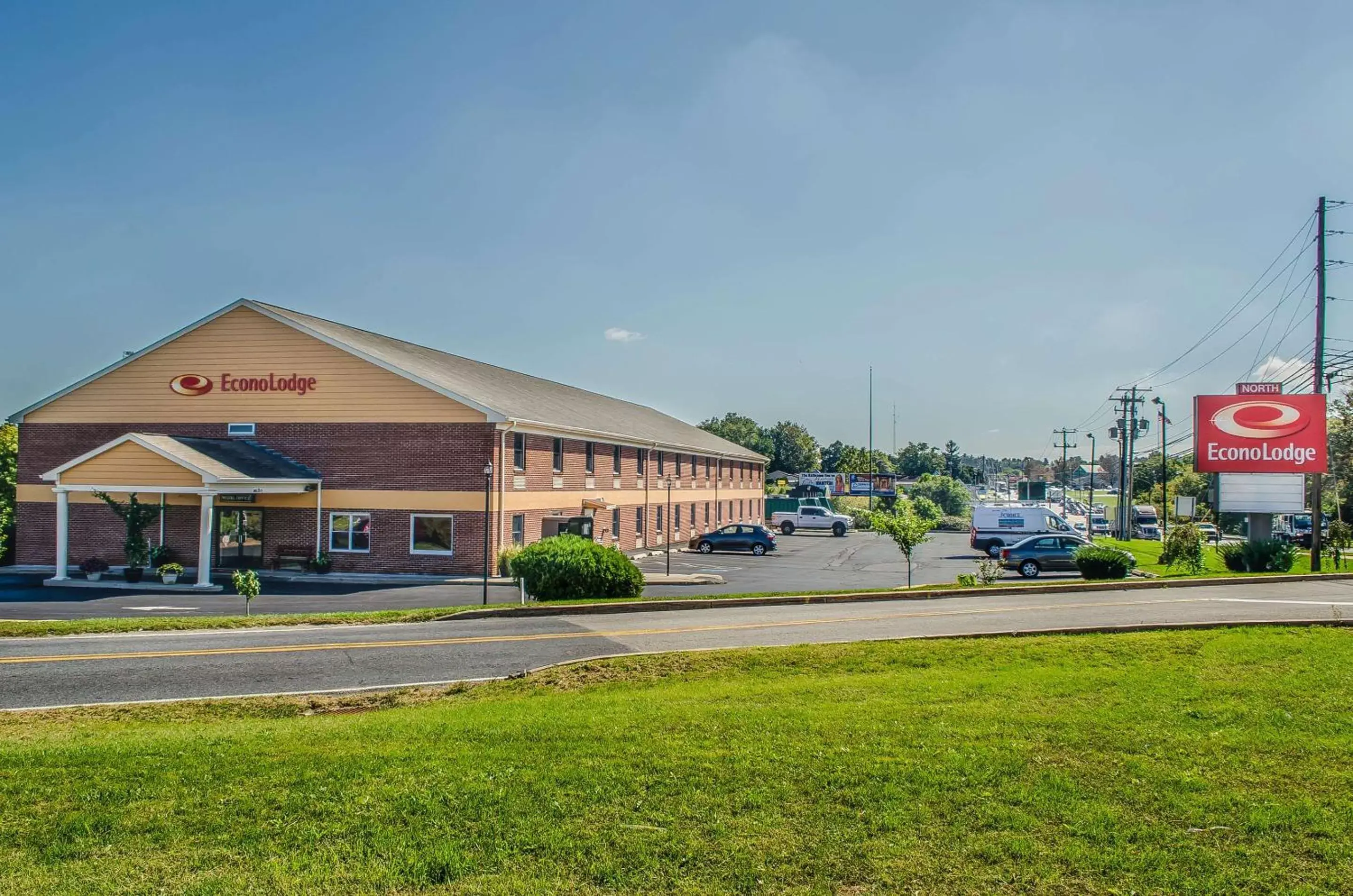 Property Building in Econo Lodge Amish Country