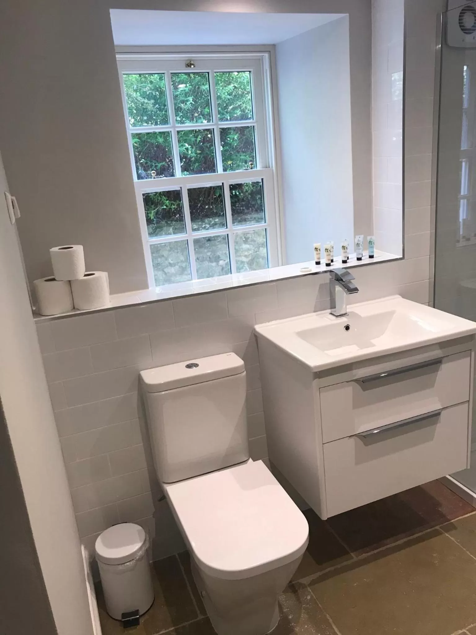Bathroom in The Farmhouse at Bodnant Welsh Food