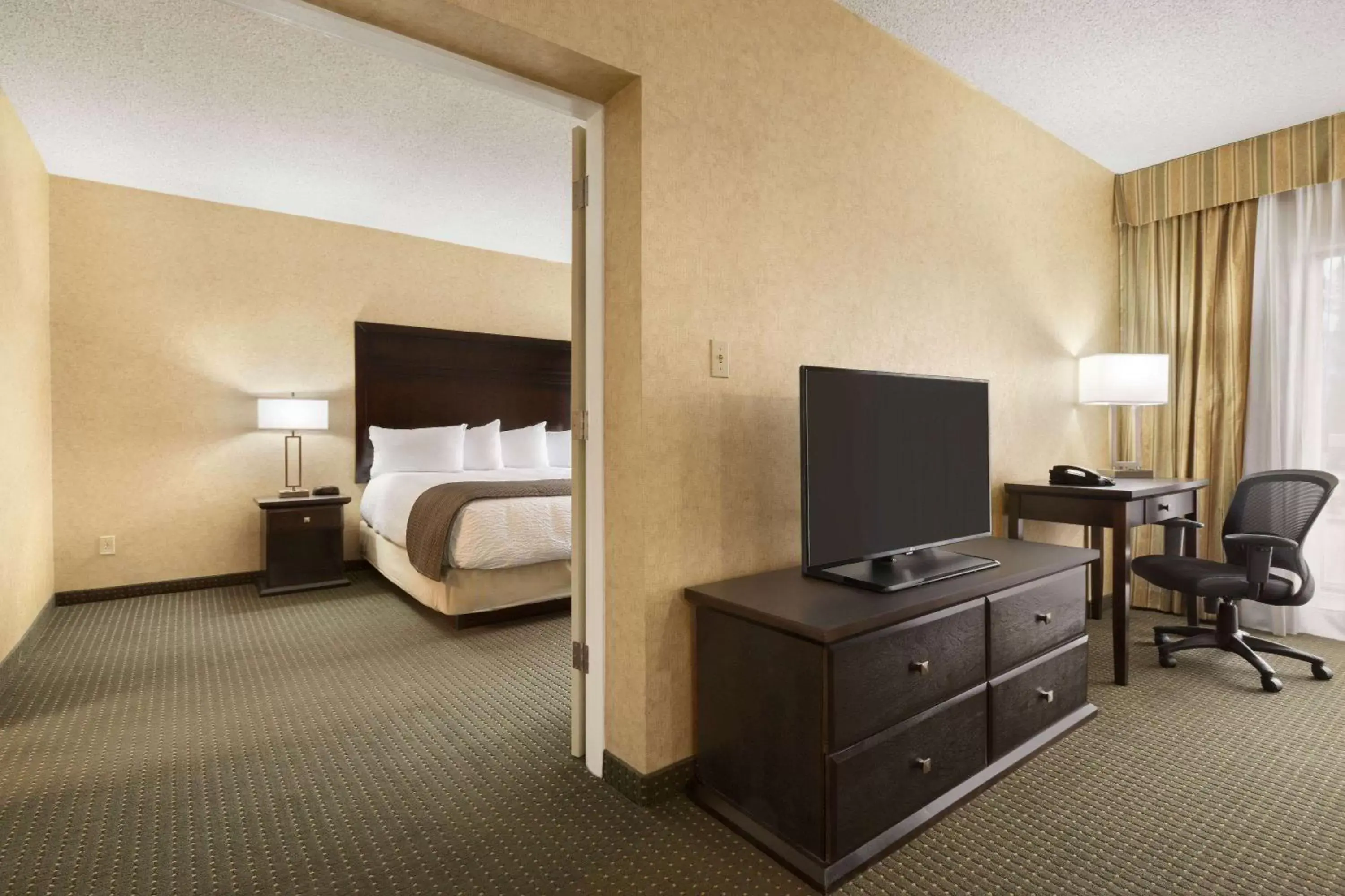 Photo of the whole room, TV/Entertainment Center in Days Inn by Wyndham Cranbrook Conference Centre