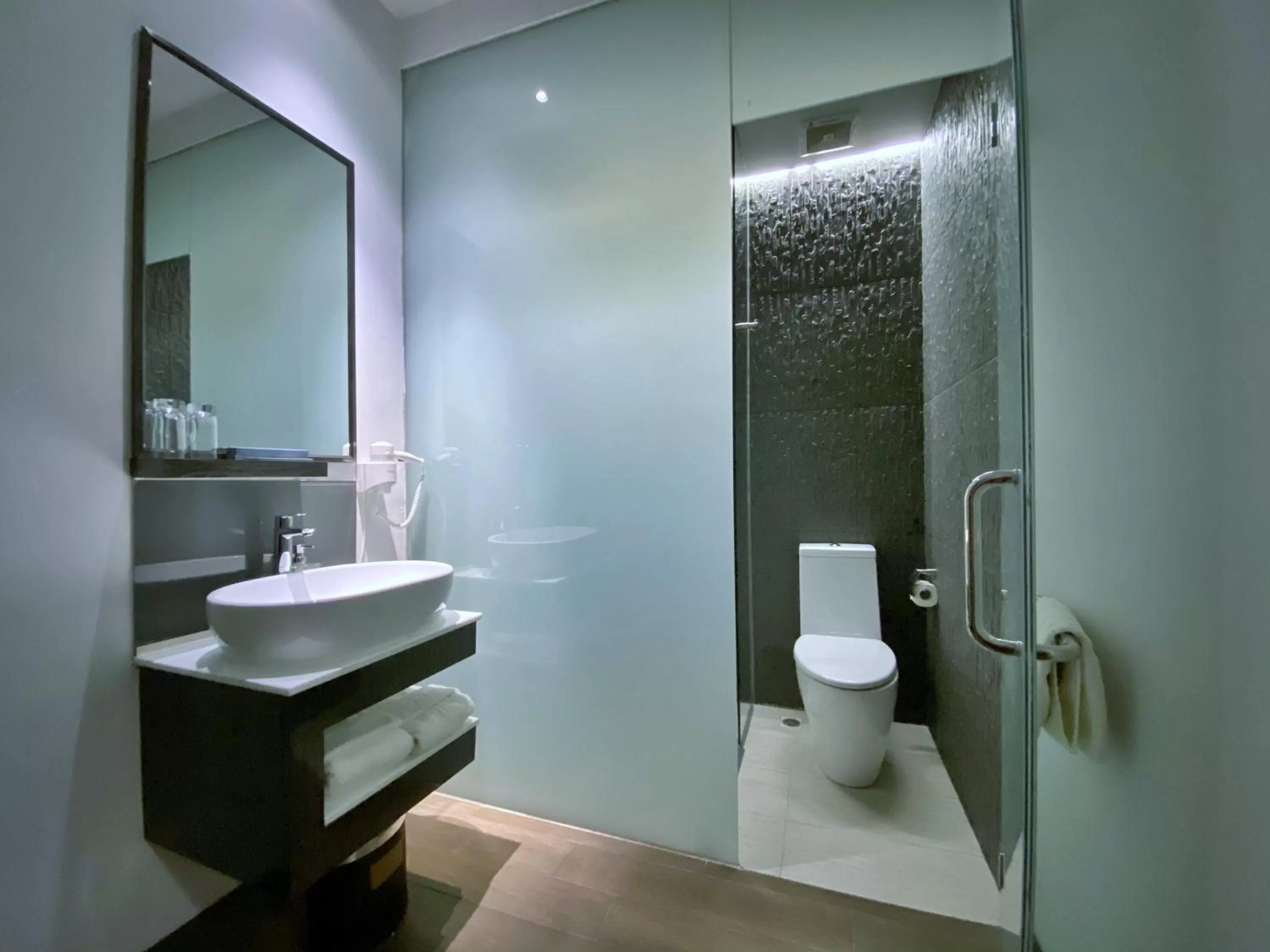 Bathroom in Bliss Hotel Singapore