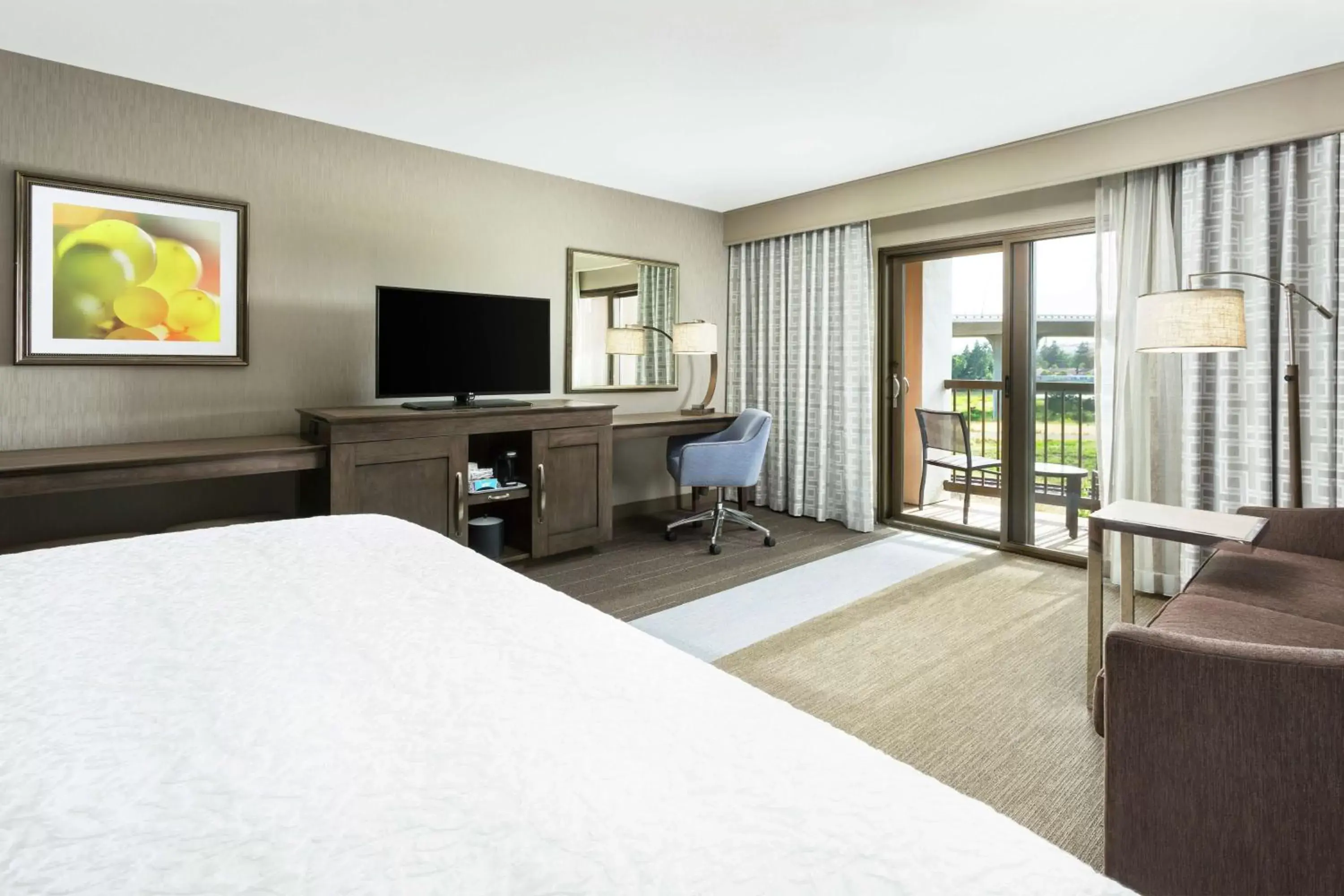 Bedroom, TV/Entertainment Center in Hampton Inn & Suites - Napa, CA