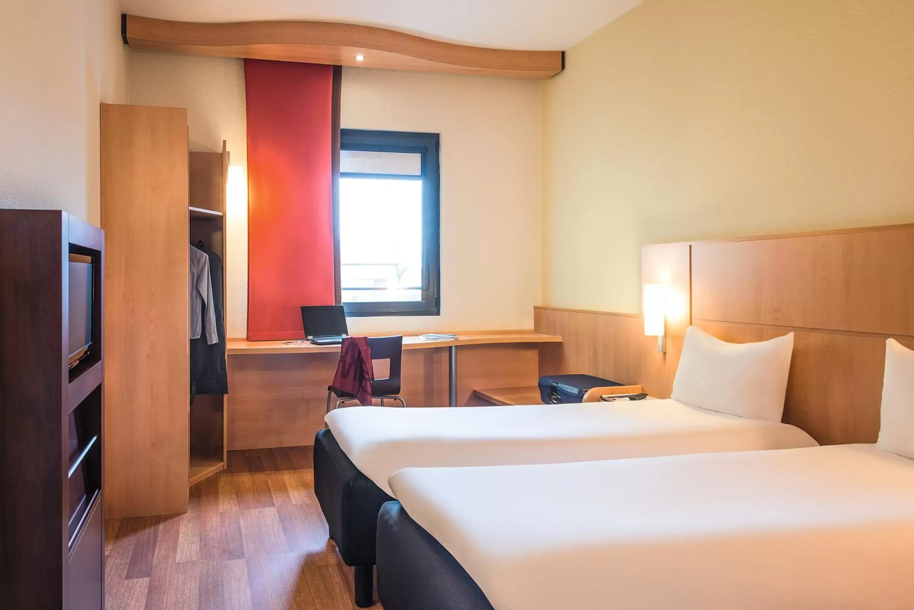 Bedroom, Room Photo in Hotel Ibis Milano Malpensa