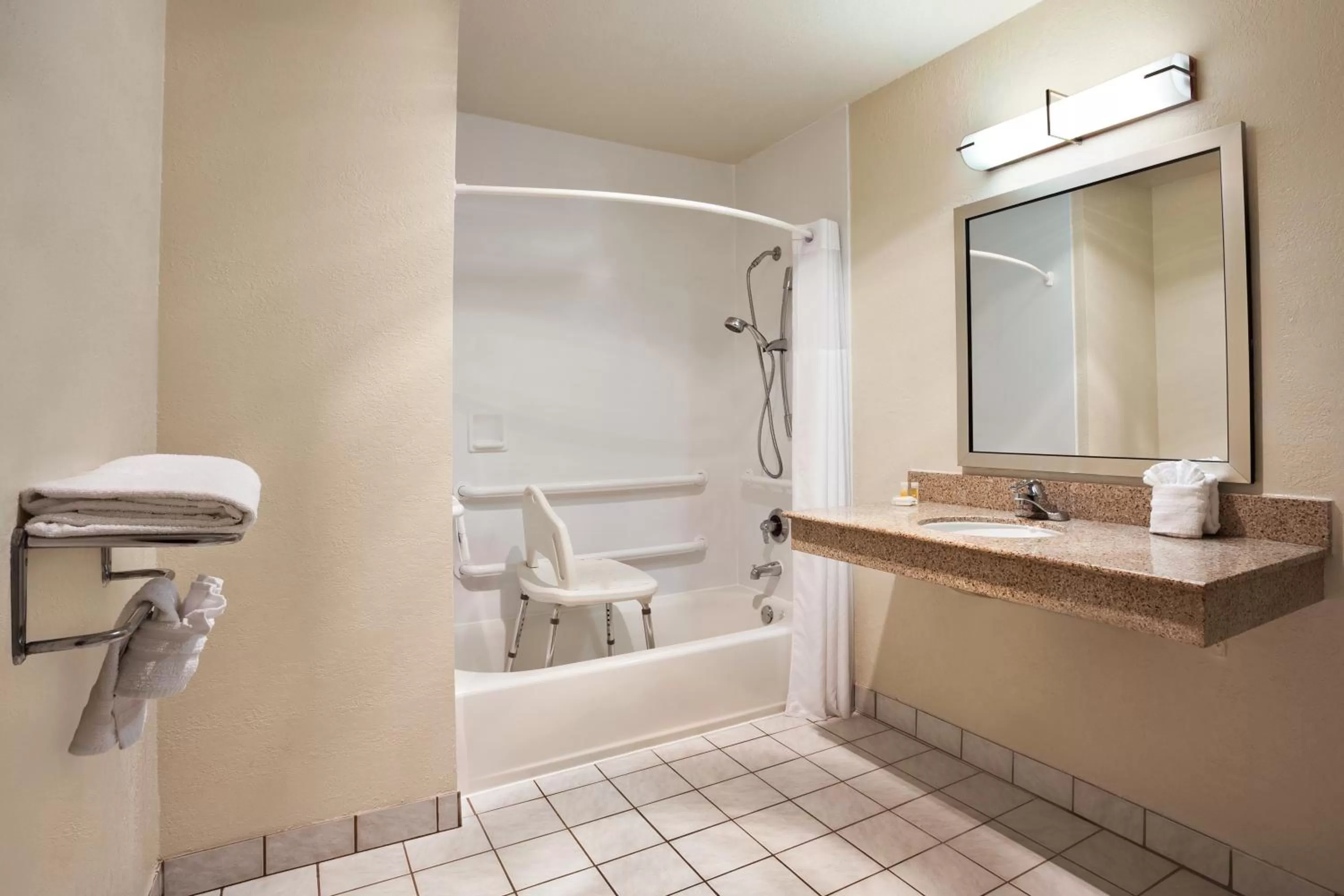 Queen Room - Disability Access/Non-Smoking in Days Inn by Wyndham Encinitas Moonlight Beach