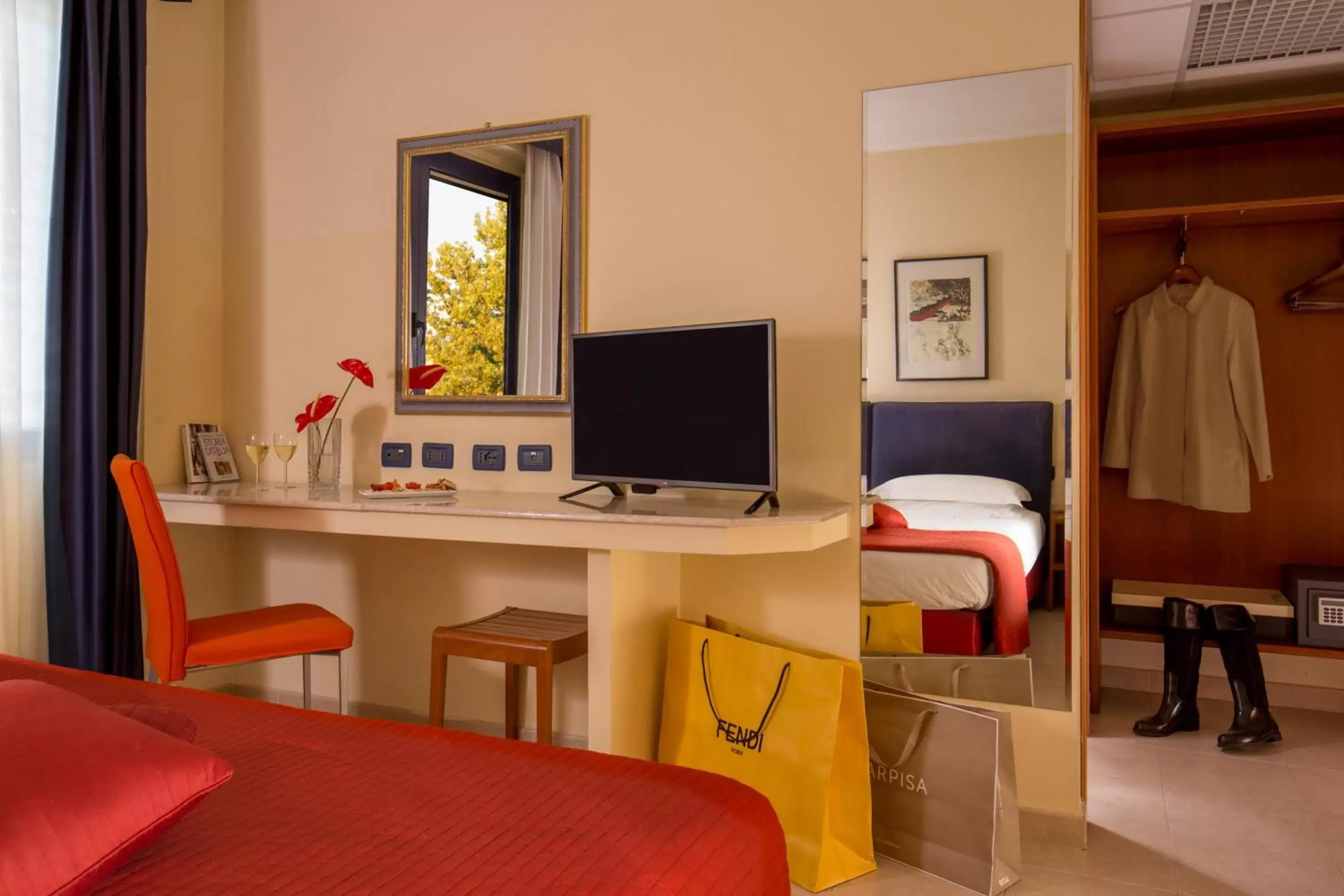 Bedroom, TV/Entertainment Center in Best Western Blu Hotel Roma