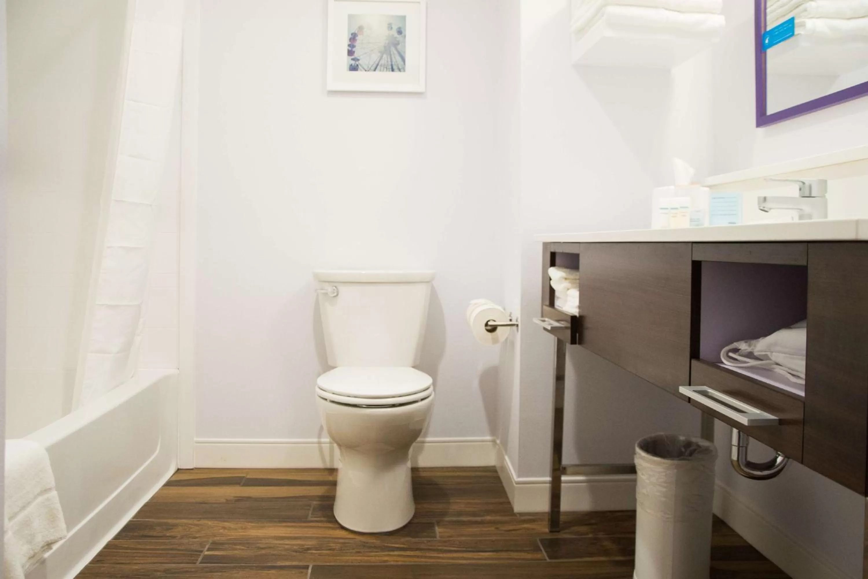 Bathroom in Hampton Inn & Suites Warrington Horsham