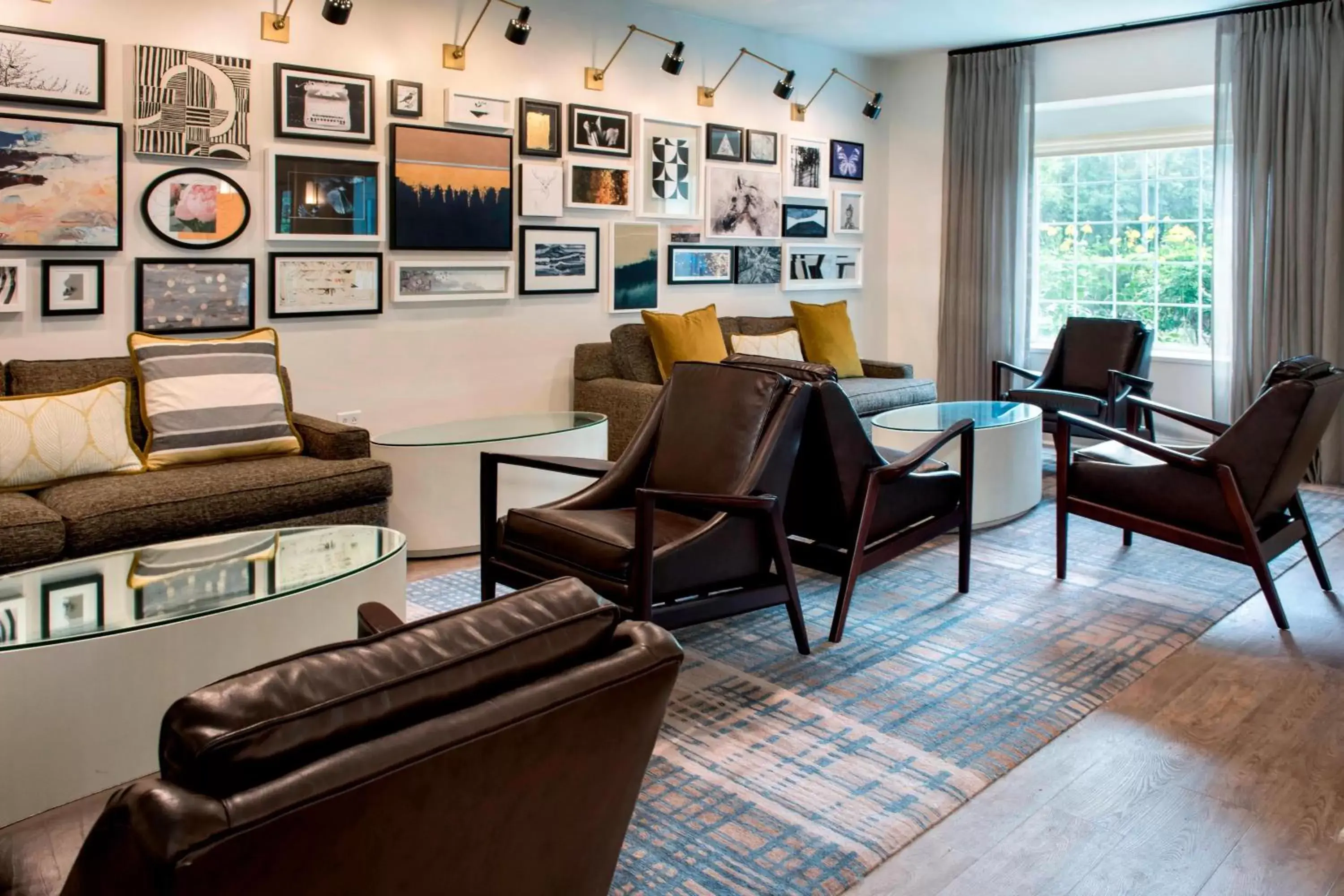 Lounge or bar, Seating Area in Delta Hotels by Marriott Basking Ridge