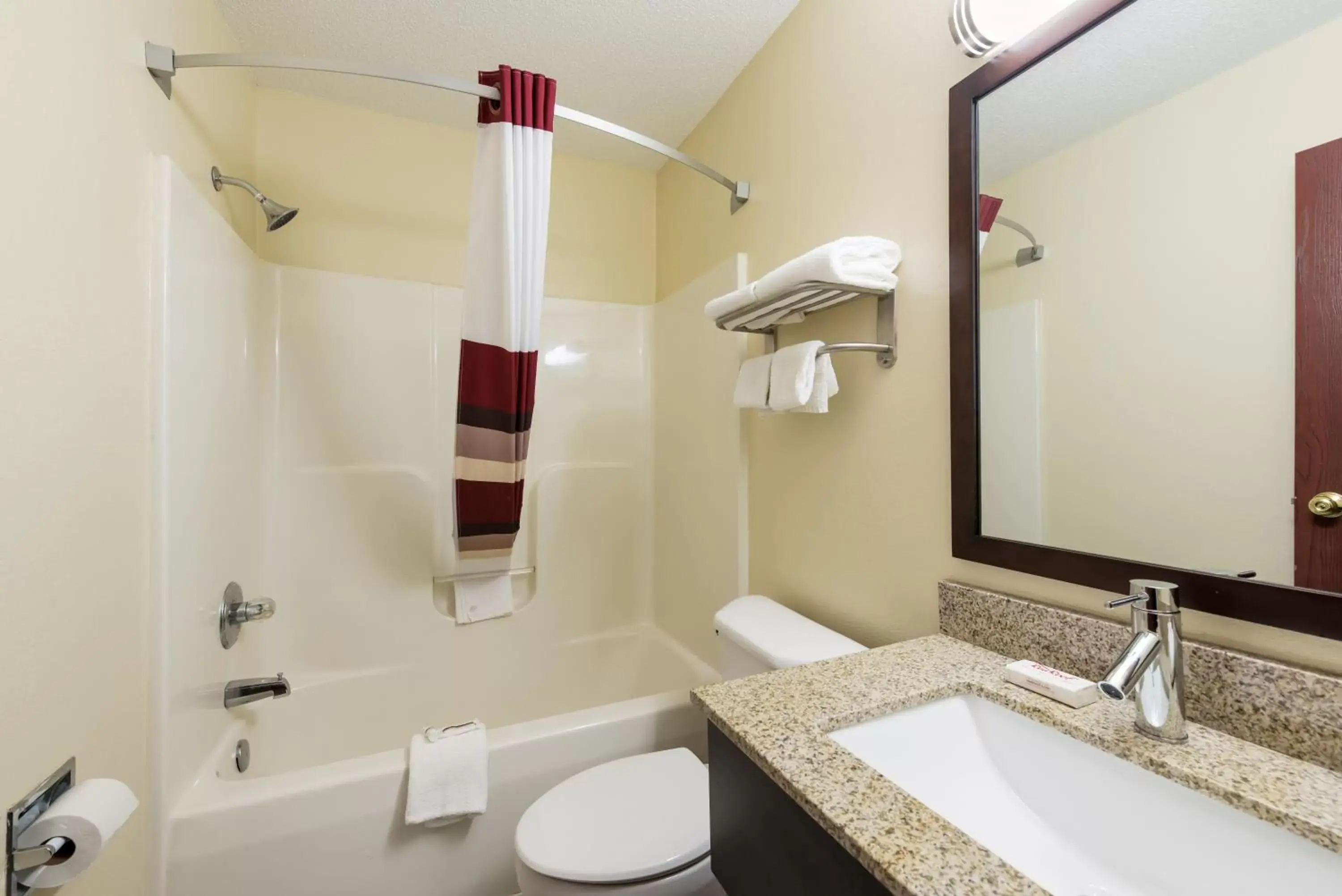 Bathroom in Red Roof Inn Auburn