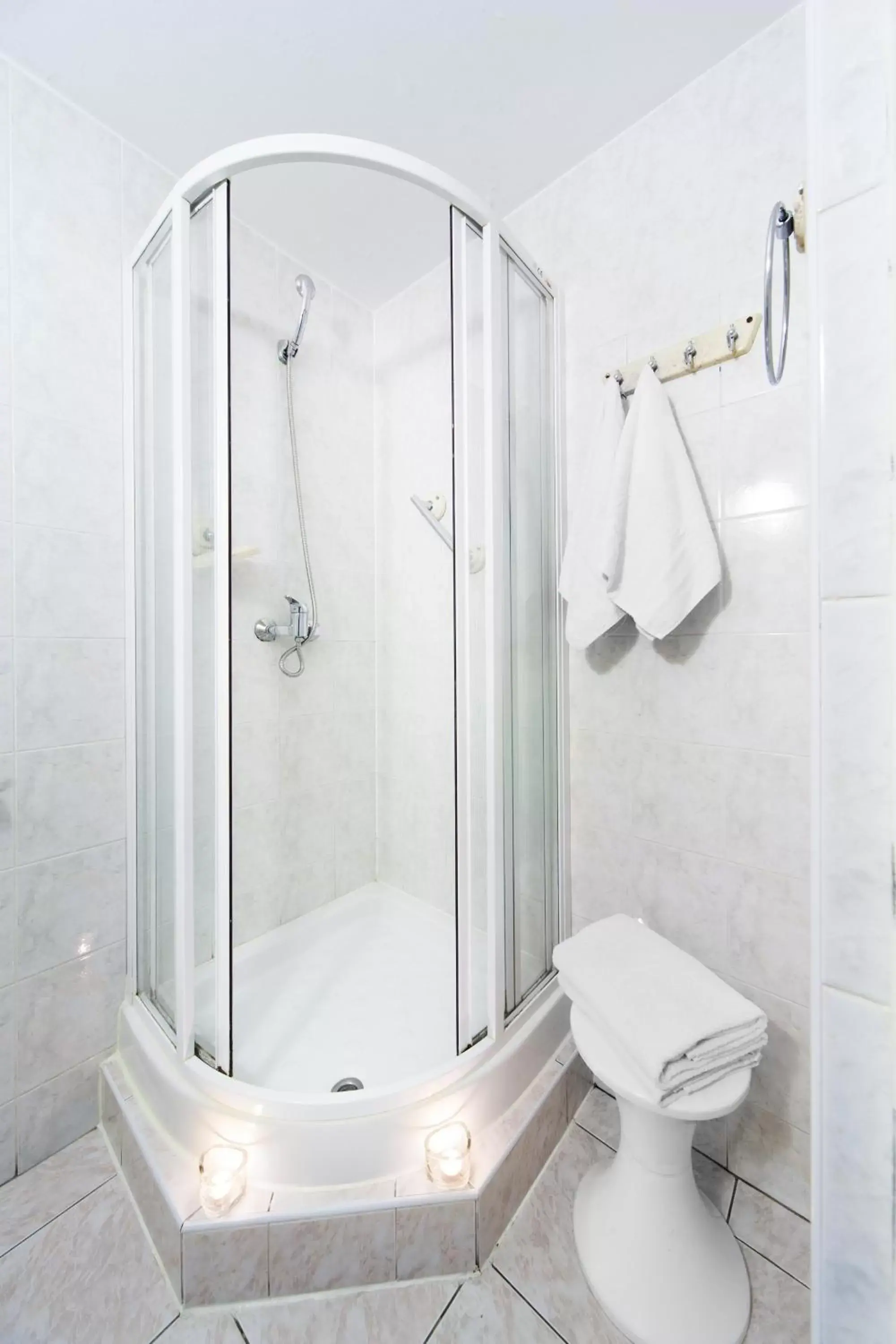 Shower, Bathroom in Hotel Mazowiecki