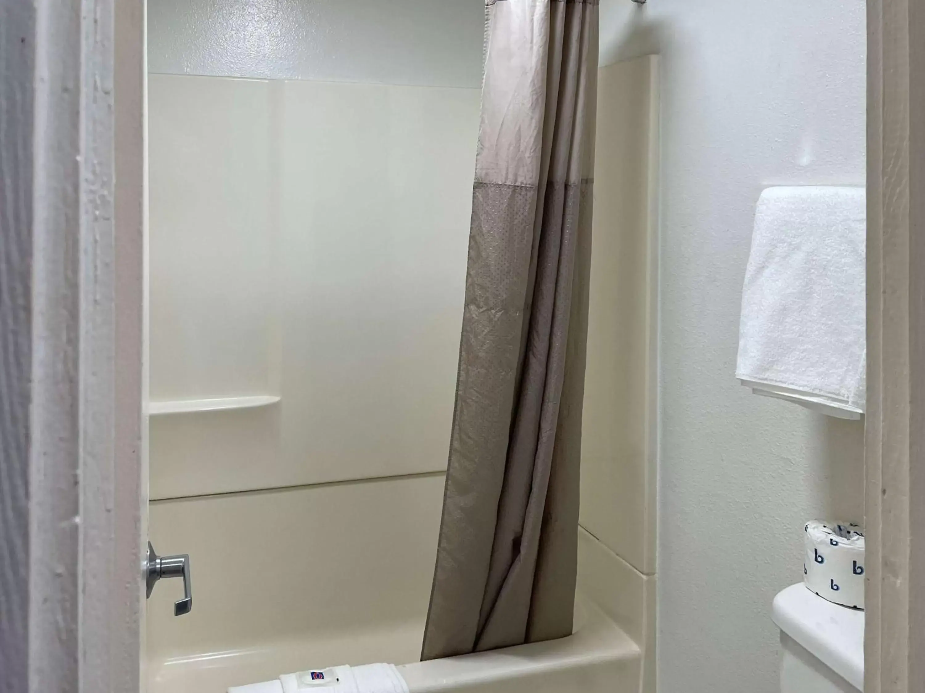 Bedroom, Bathroom in Motel 6 Hagerstown, MD