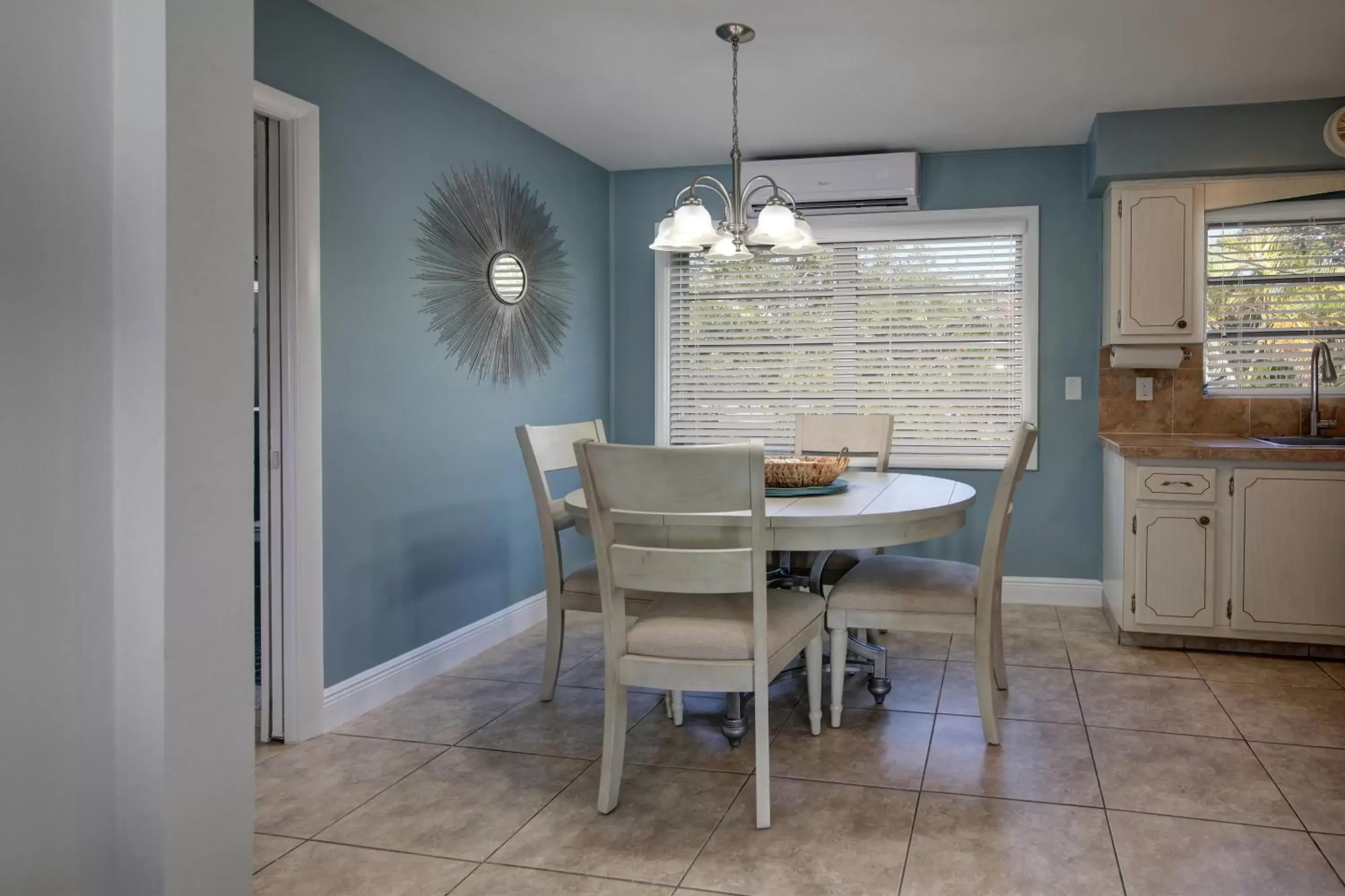 Dining area in May-Dee Suites in Florida Dining area in May-Dee Suites in Florida
