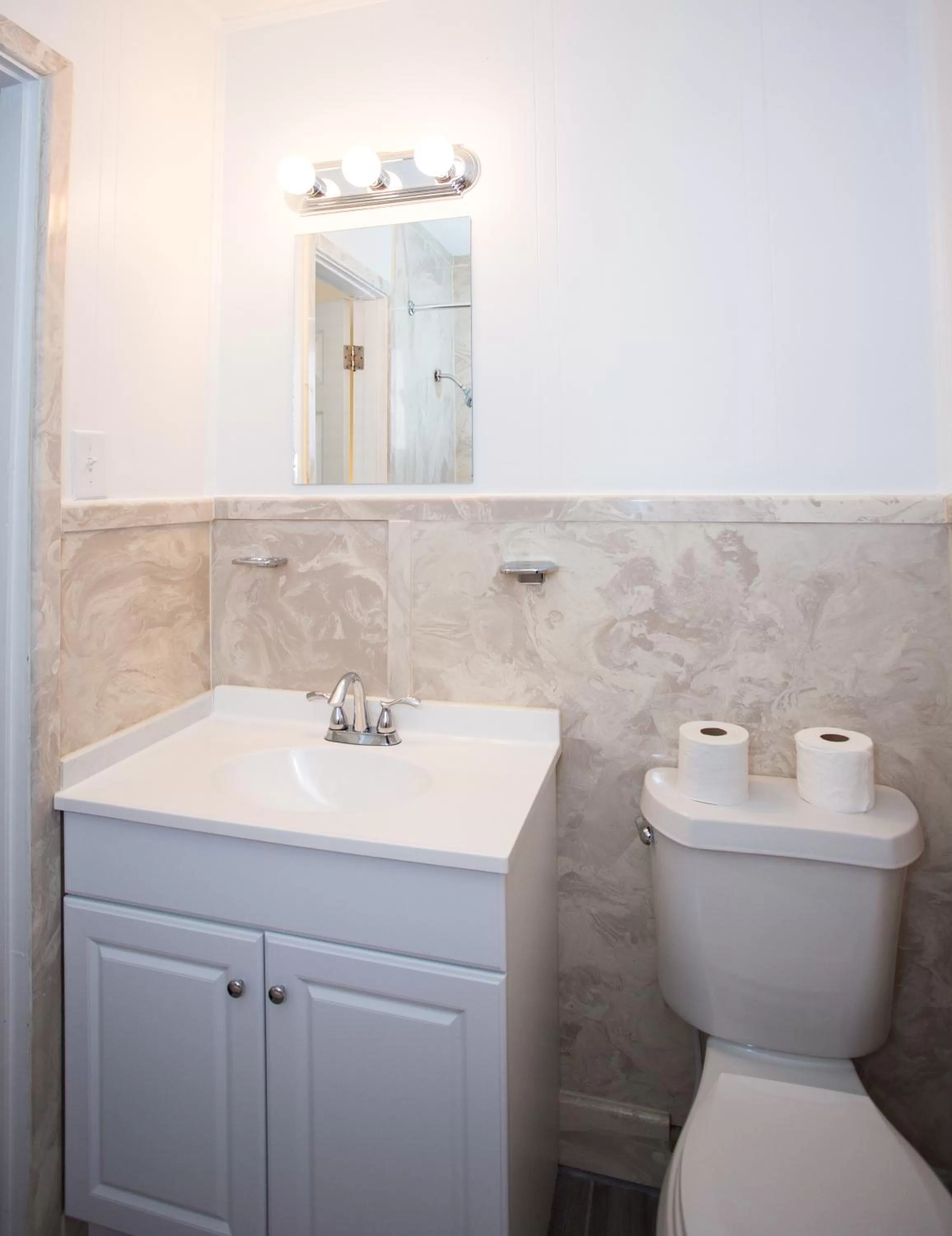 Bathroom in Sunset Motel