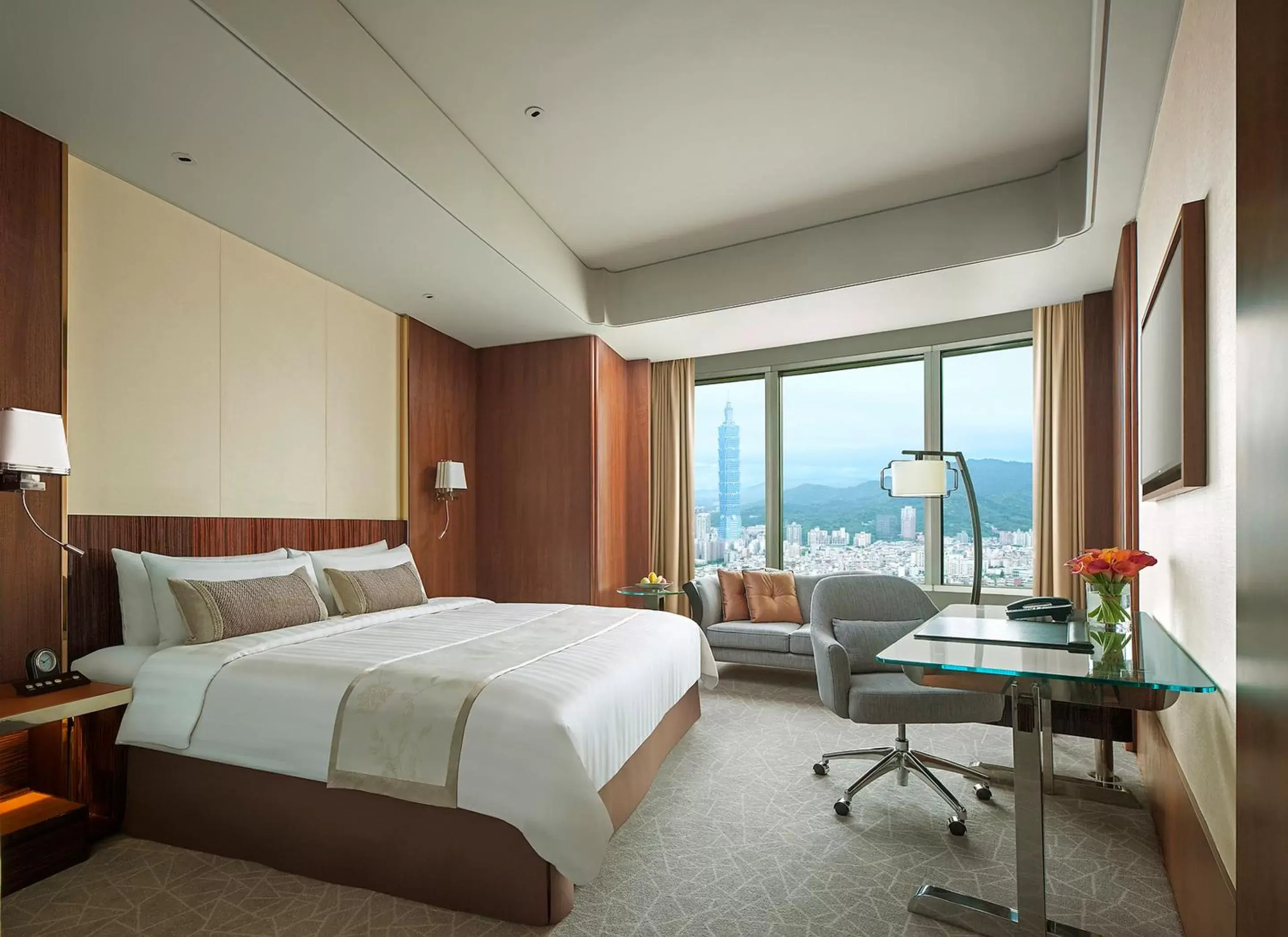 Bed, Room Photo in Shangri-La Far Eastern, Taipei