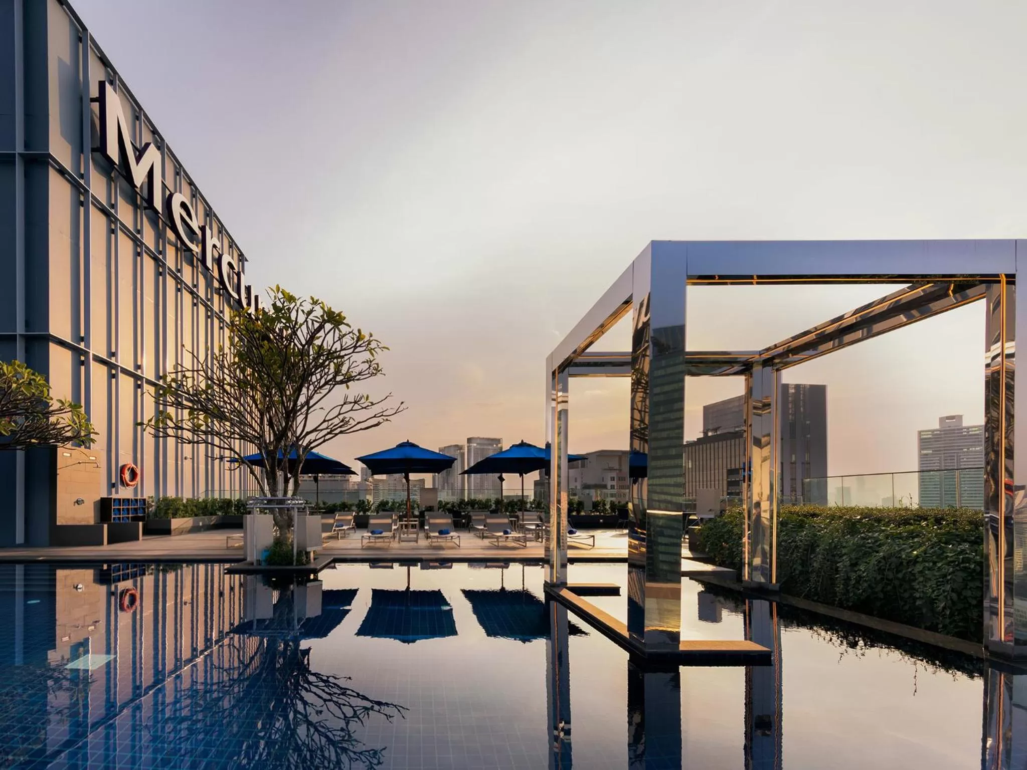 Swimming pool in Mercure Bangkok Sukhumvit 24