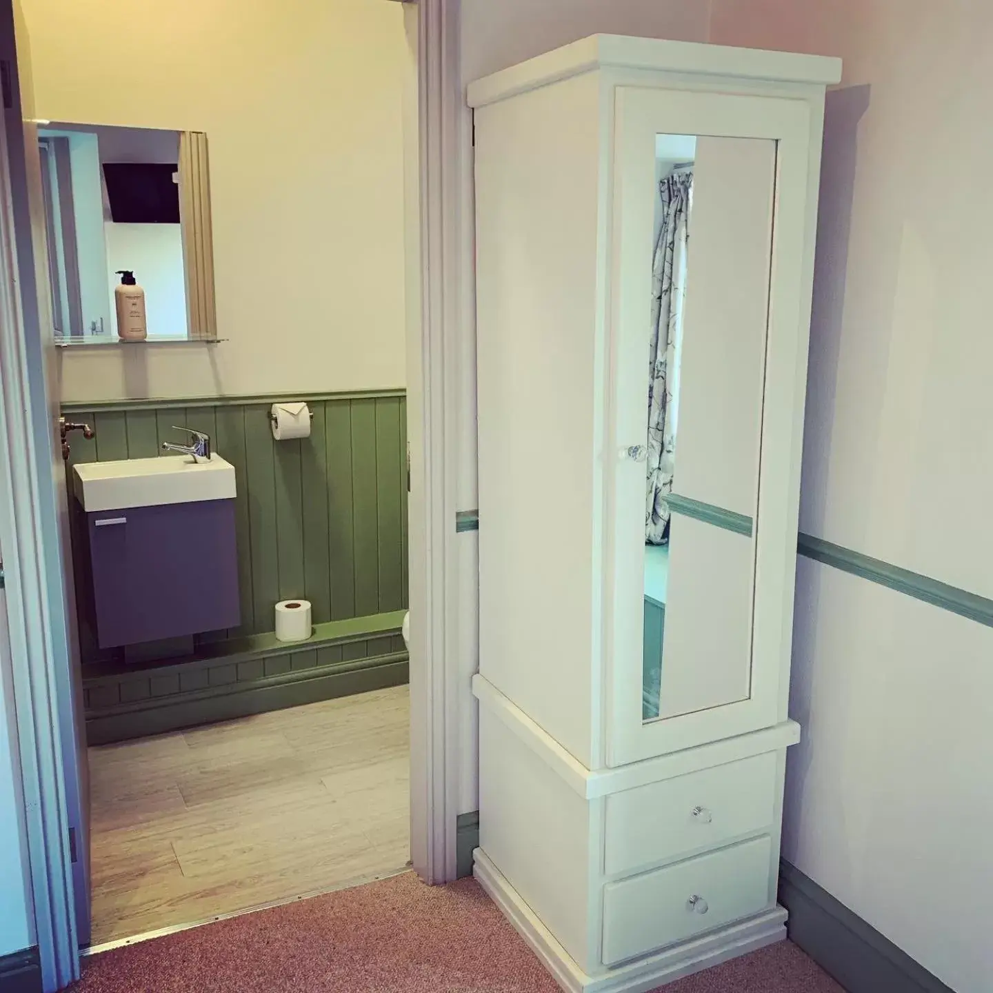 Bathroom, TV/Entertainment Center in Black Bull Inn