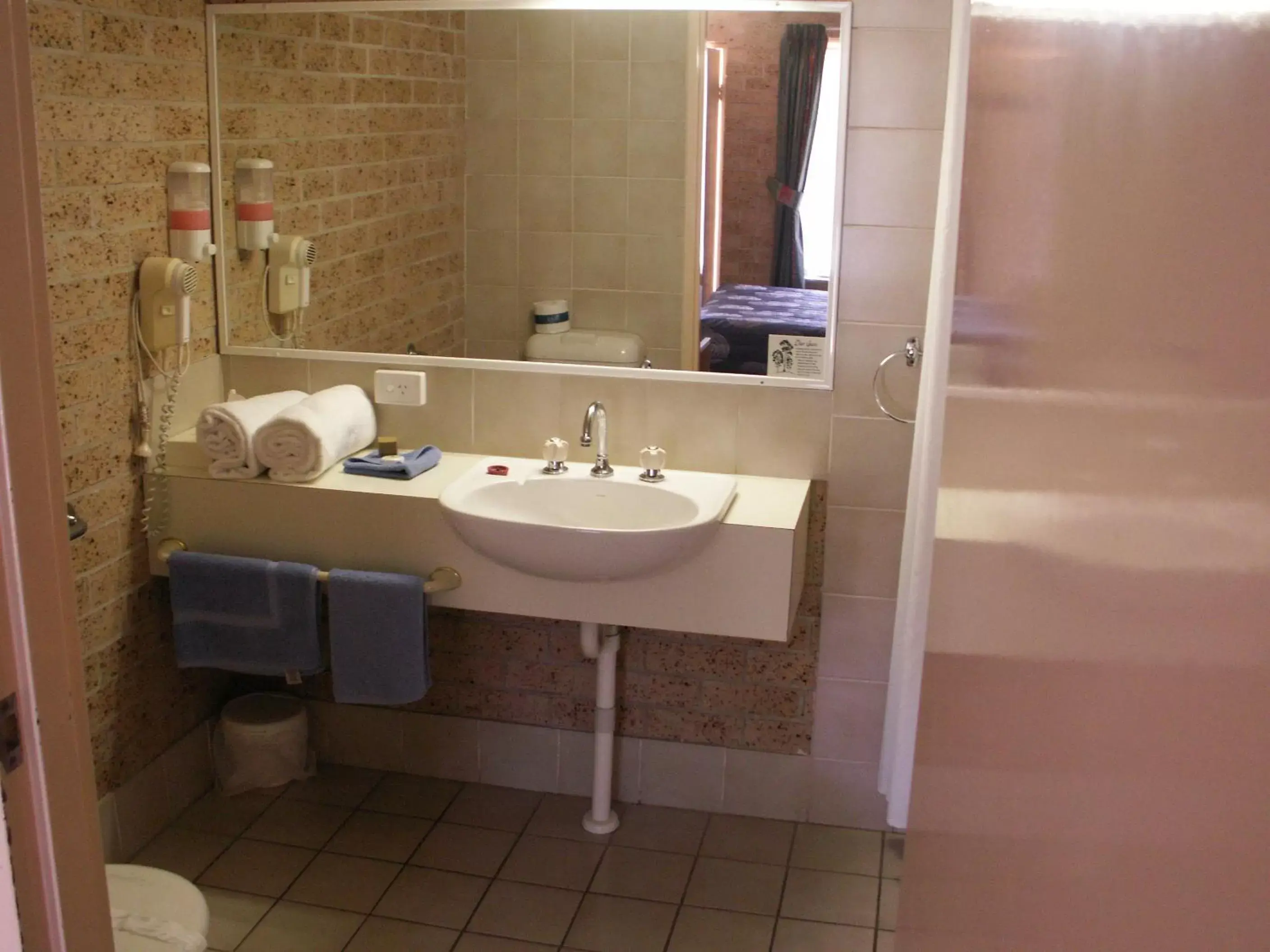 Bathroom in Cedar Lodge Motel