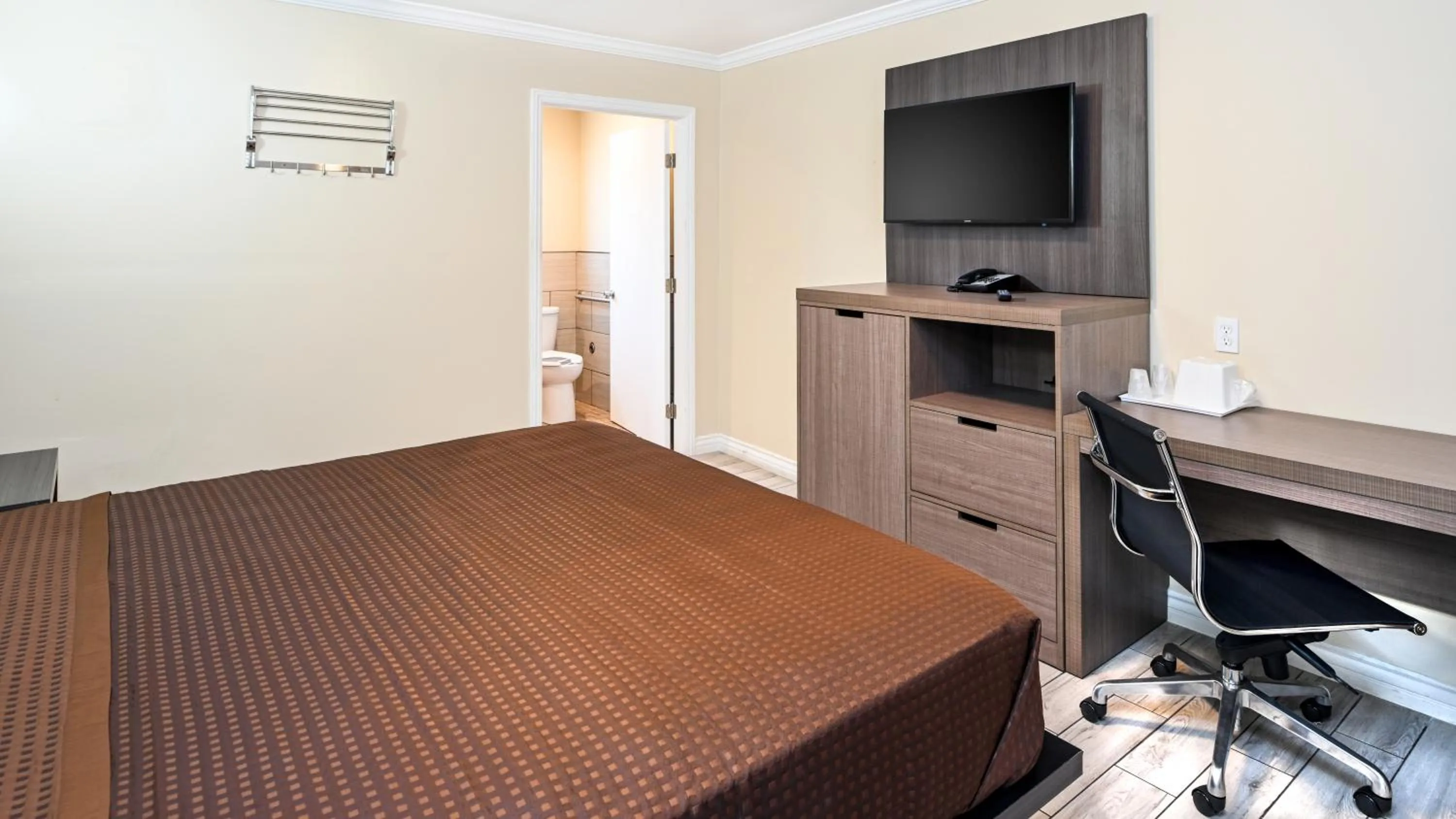 Photo of the whole room in Sea Rock Inn - Long Beach